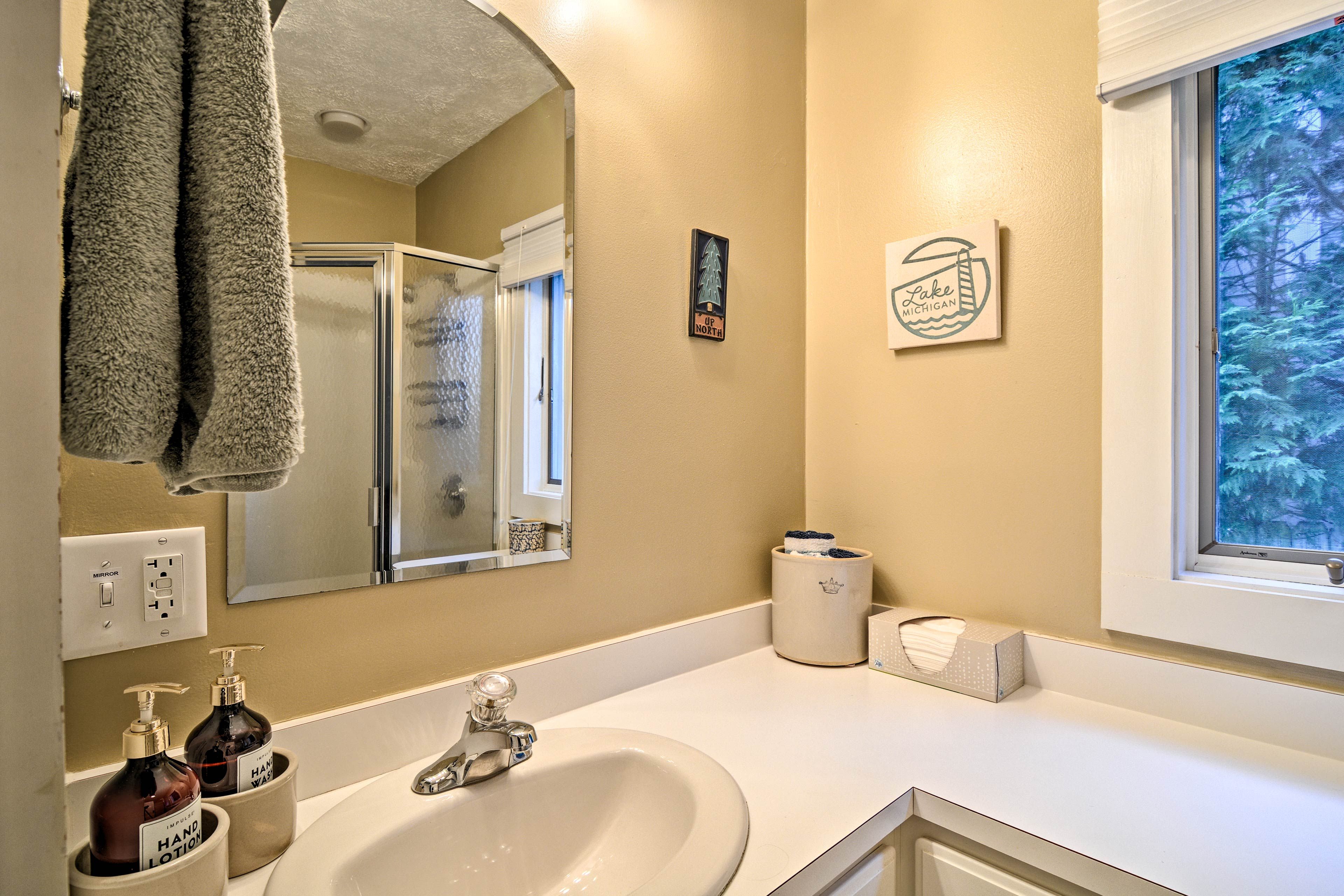 Full Bathroom | Complimentary Toiletries | Hair Dryer