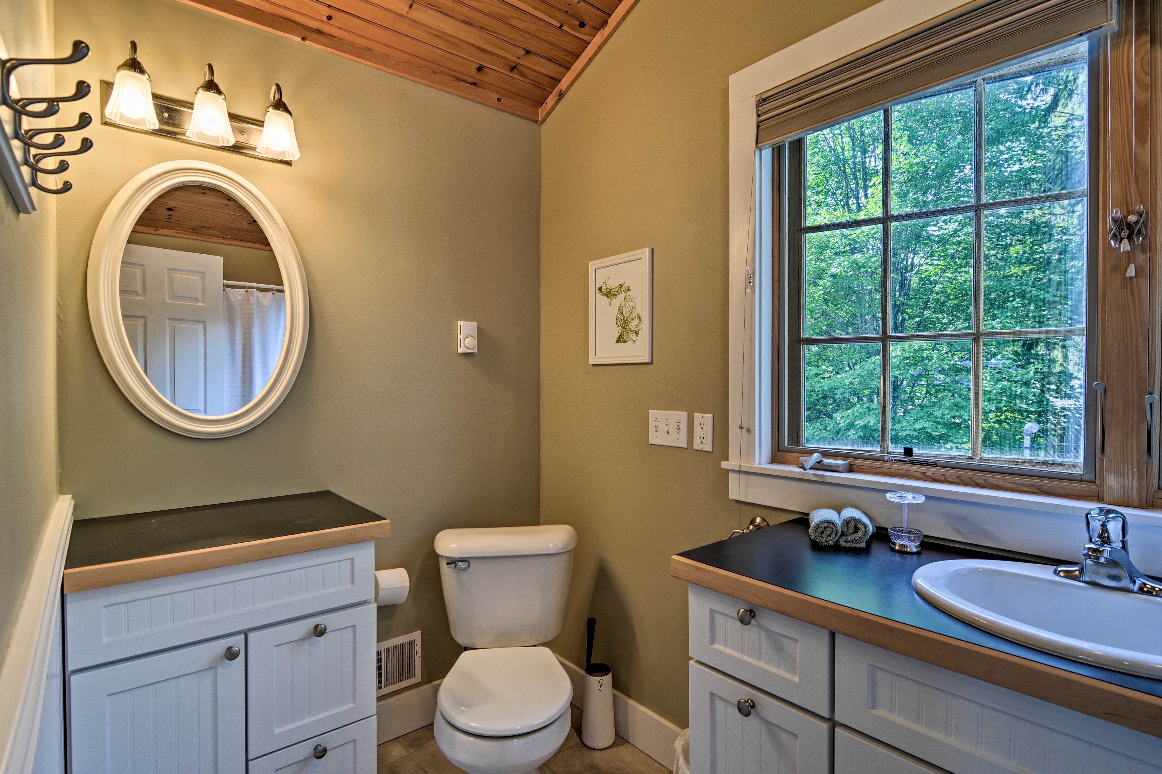 En-Suite Bathroom | Linens & Towels