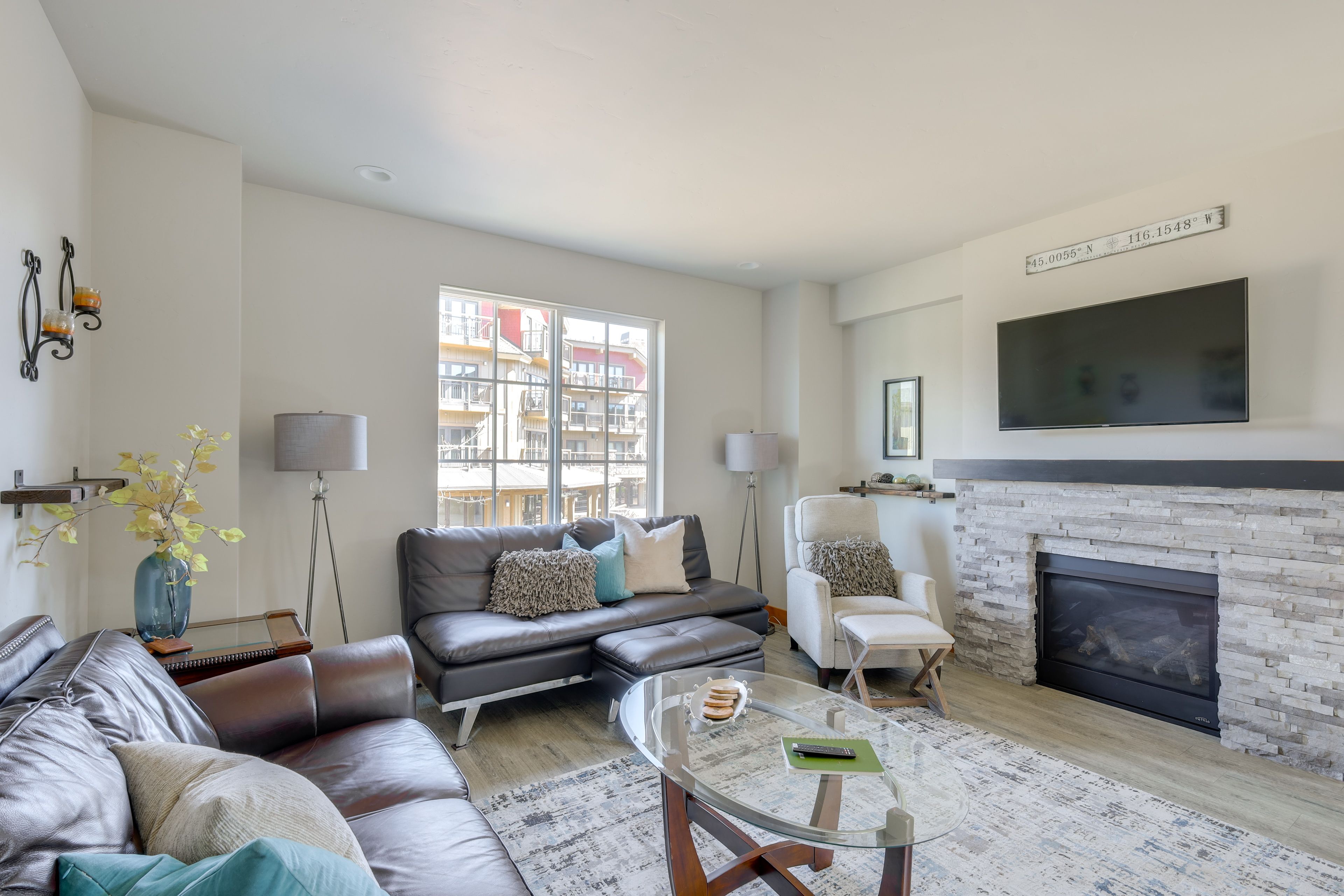 Living Room | Fireplace | Twin Futon | Main Level