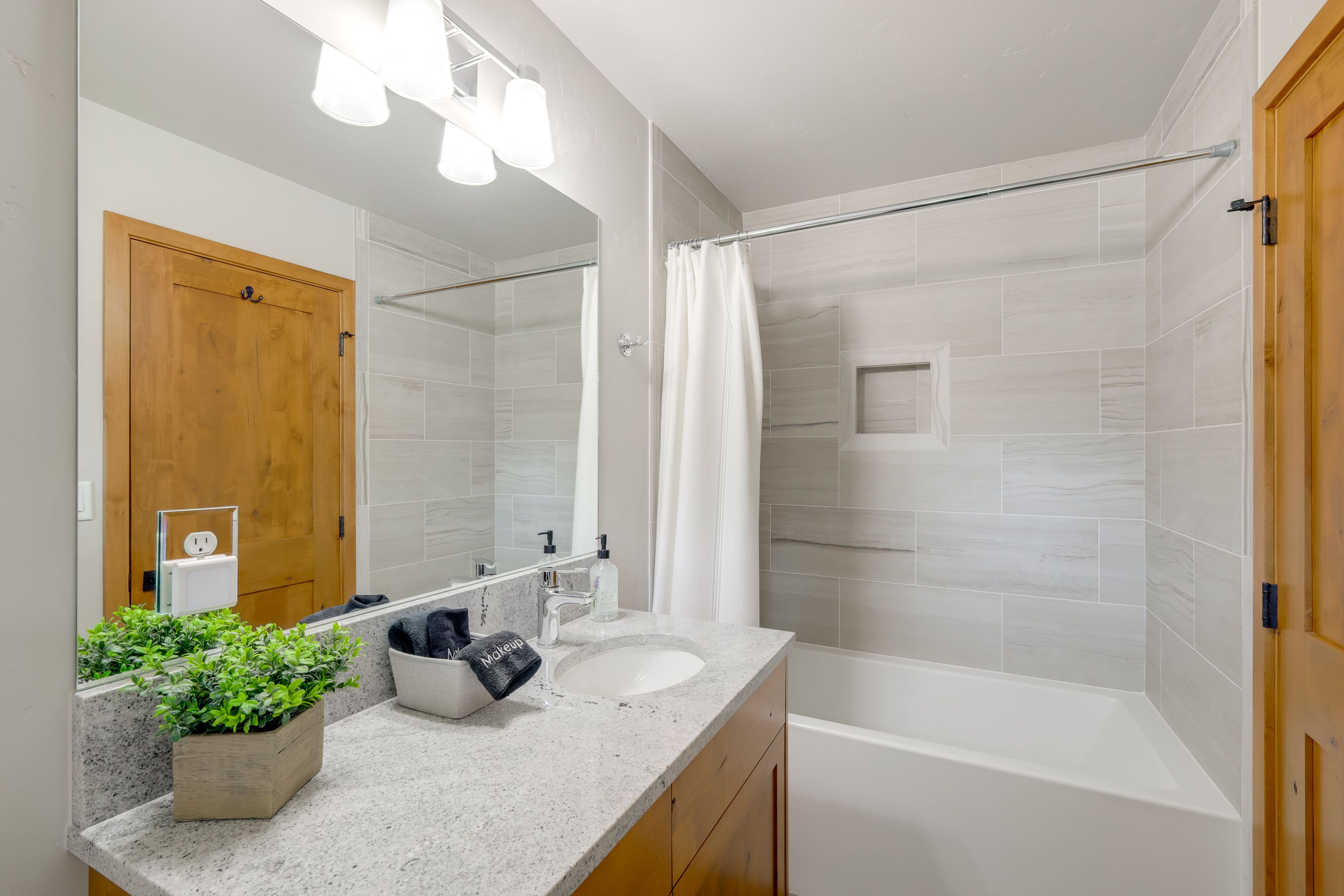 En-Suite Bathroom | Towels Provided | Upper Level