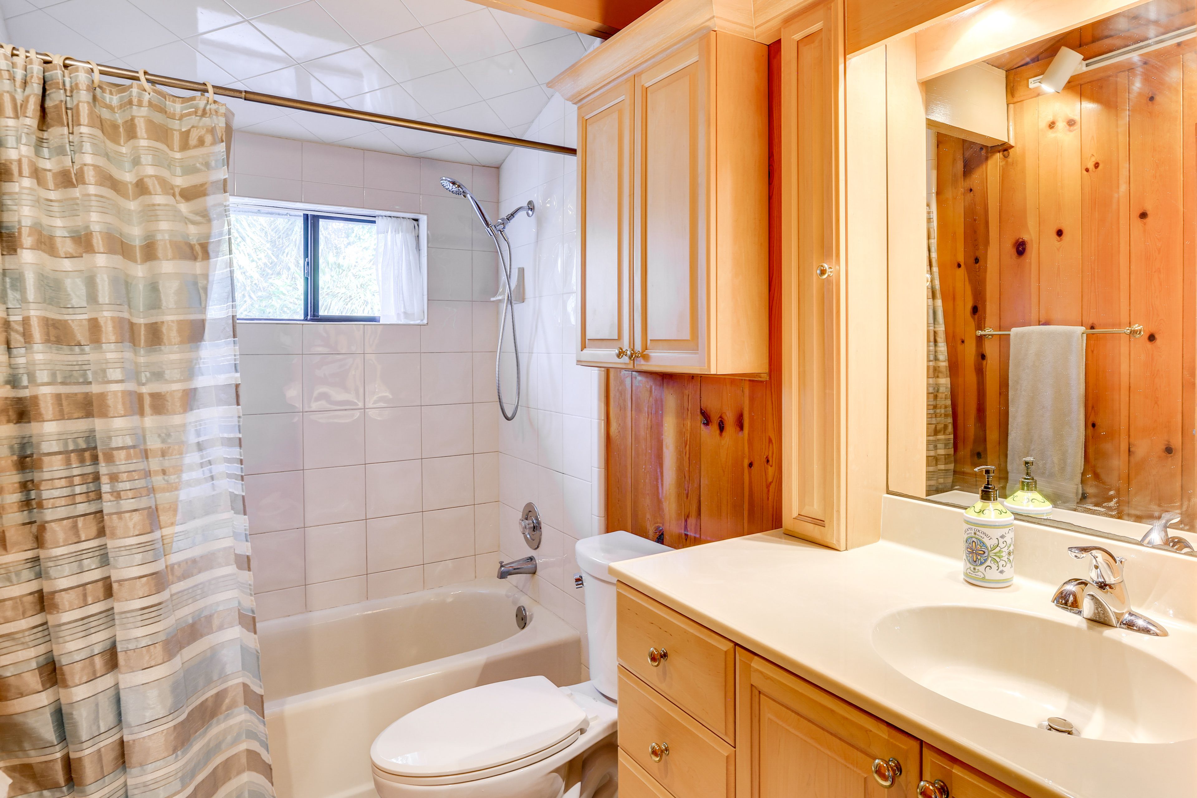 Full Bathroom | Towels Provided