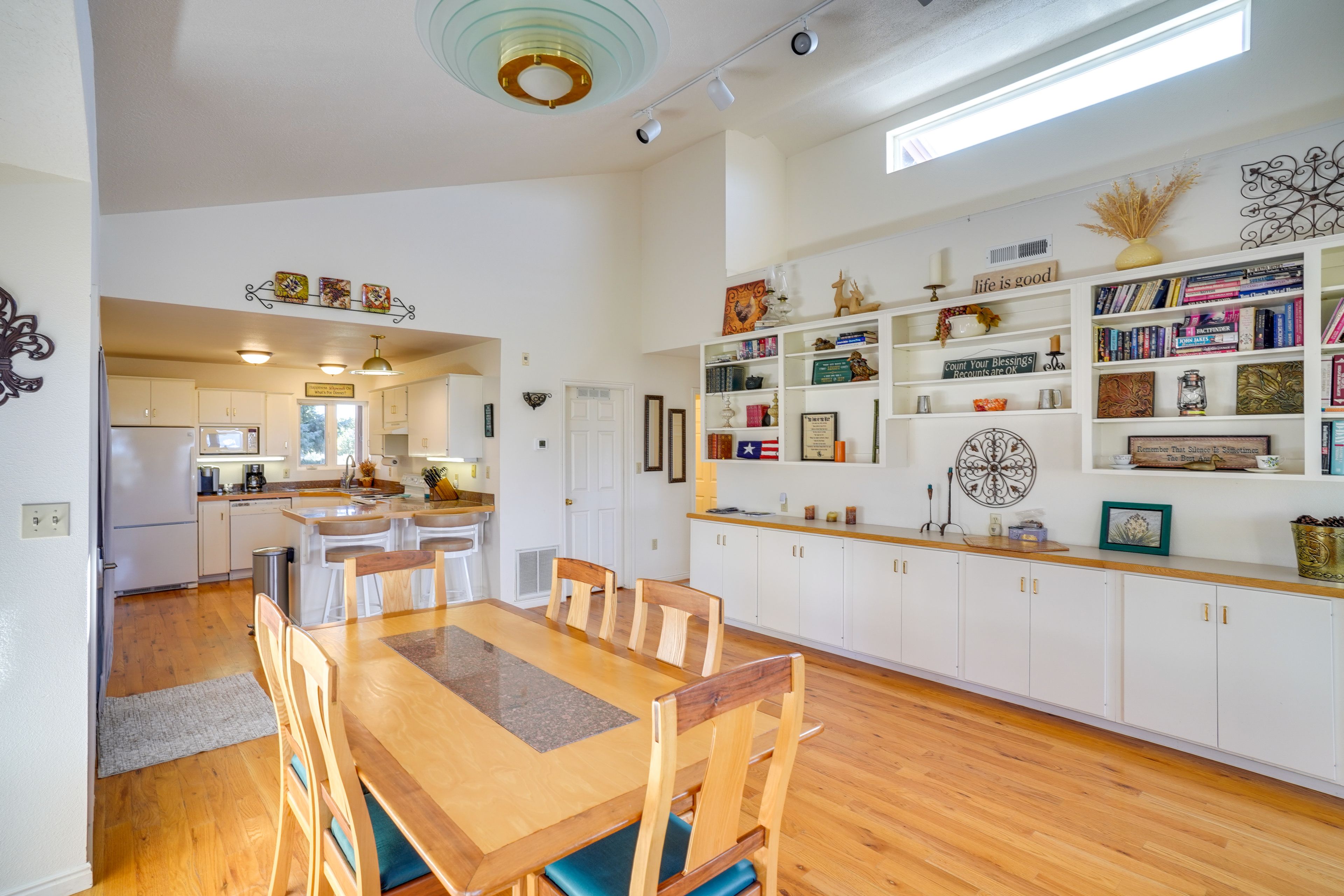 Dining Area | Dishes & Flatware Provided | Books