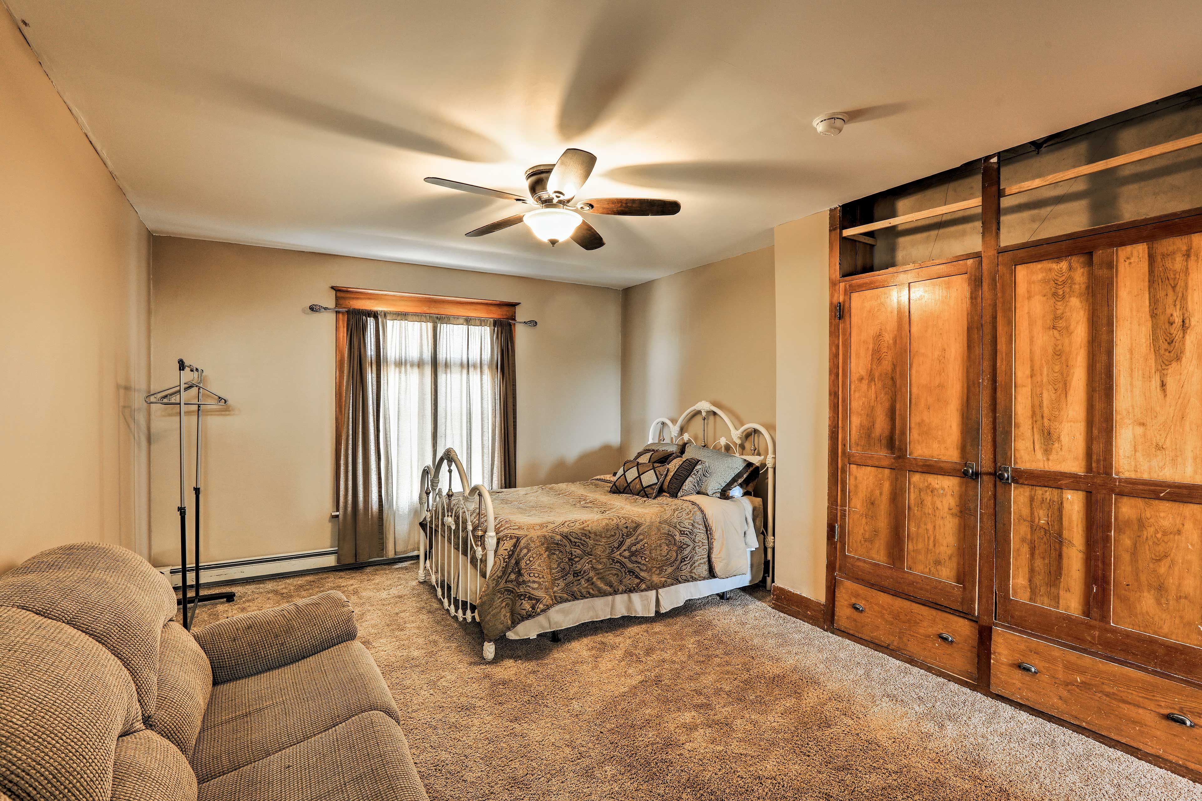 Bedroom 6 | Queen Bed | Queen Sleeper Sofa