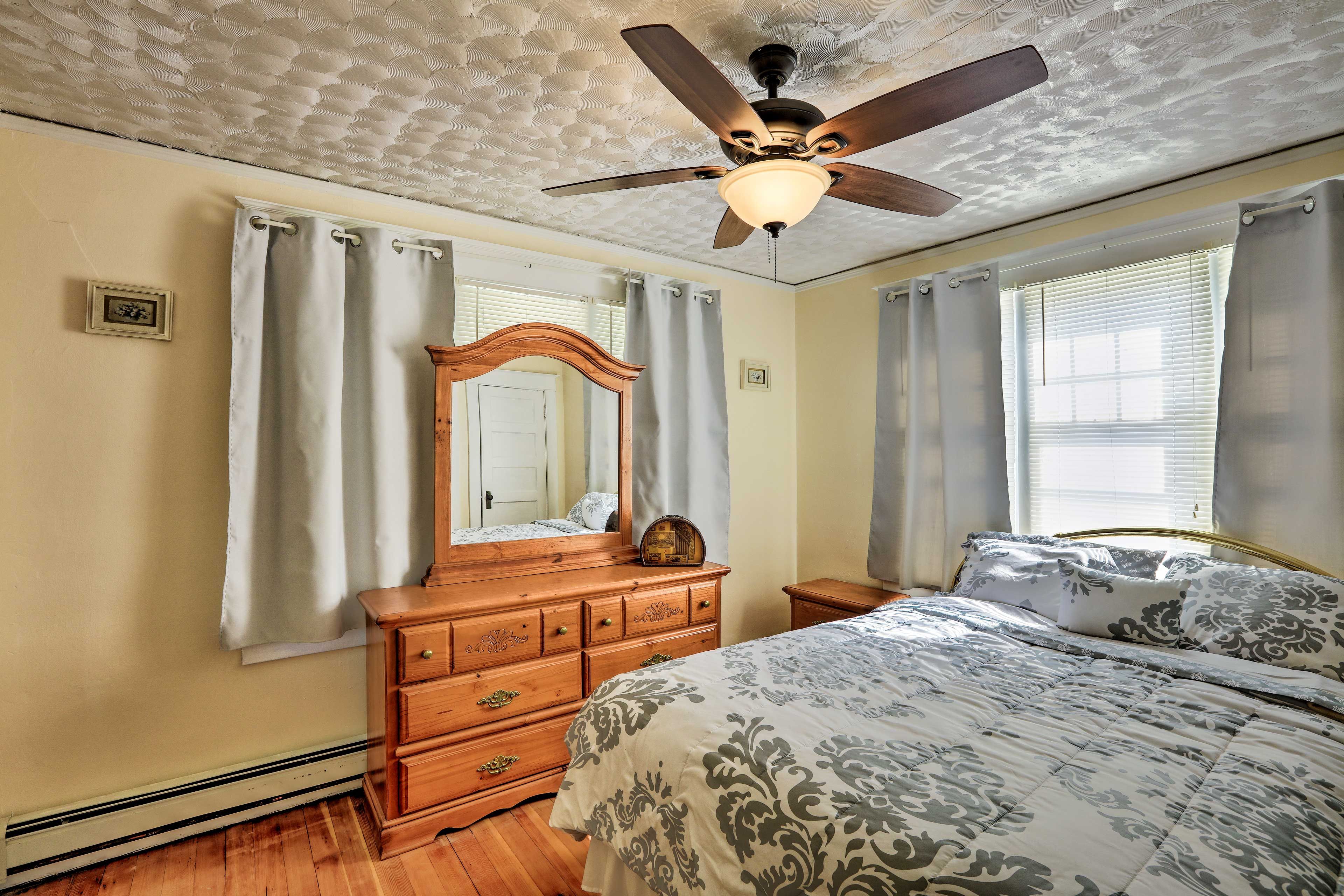 Bedroom 1 | Queen Bed