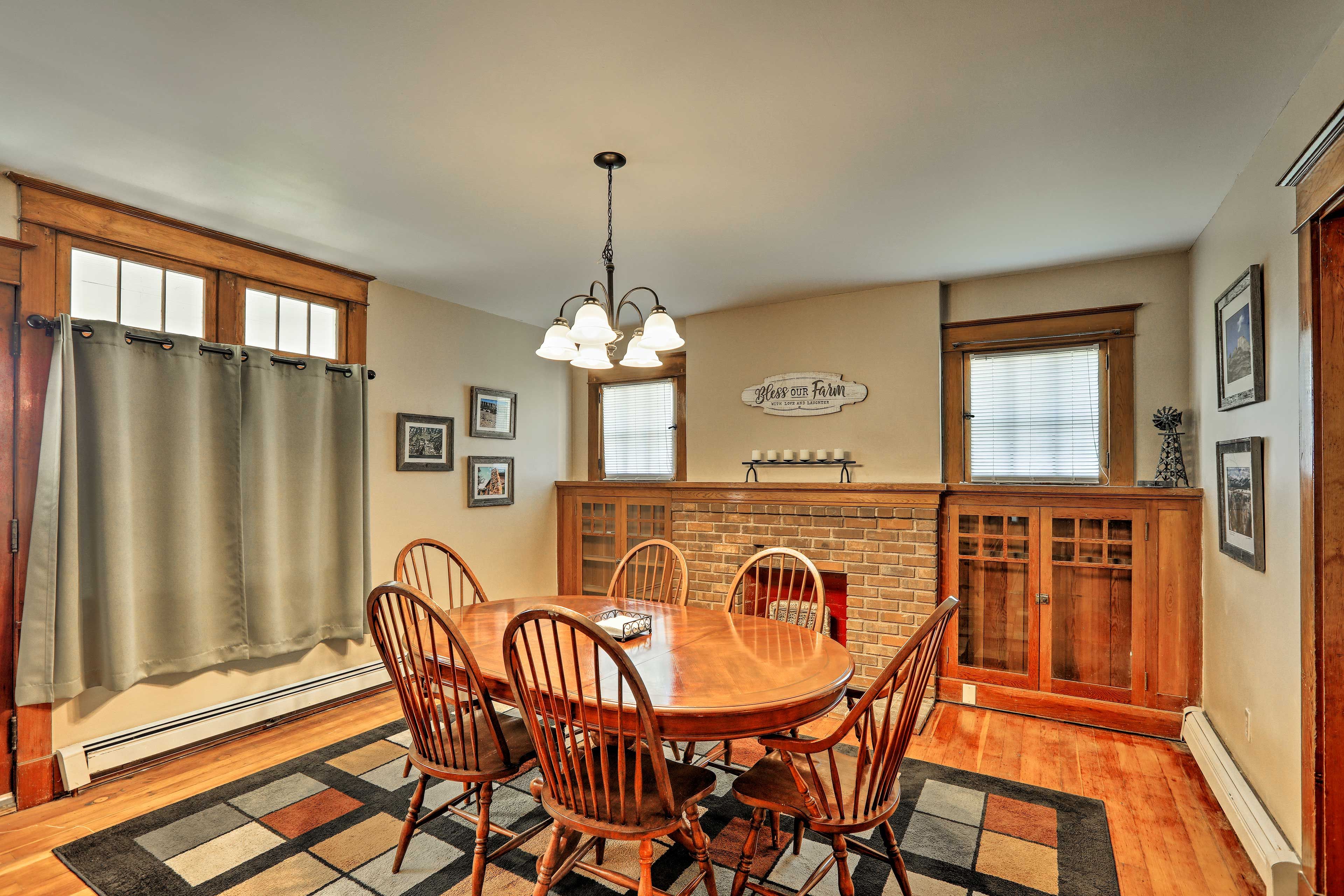 Dining Room | Dishes & Flatware Provided