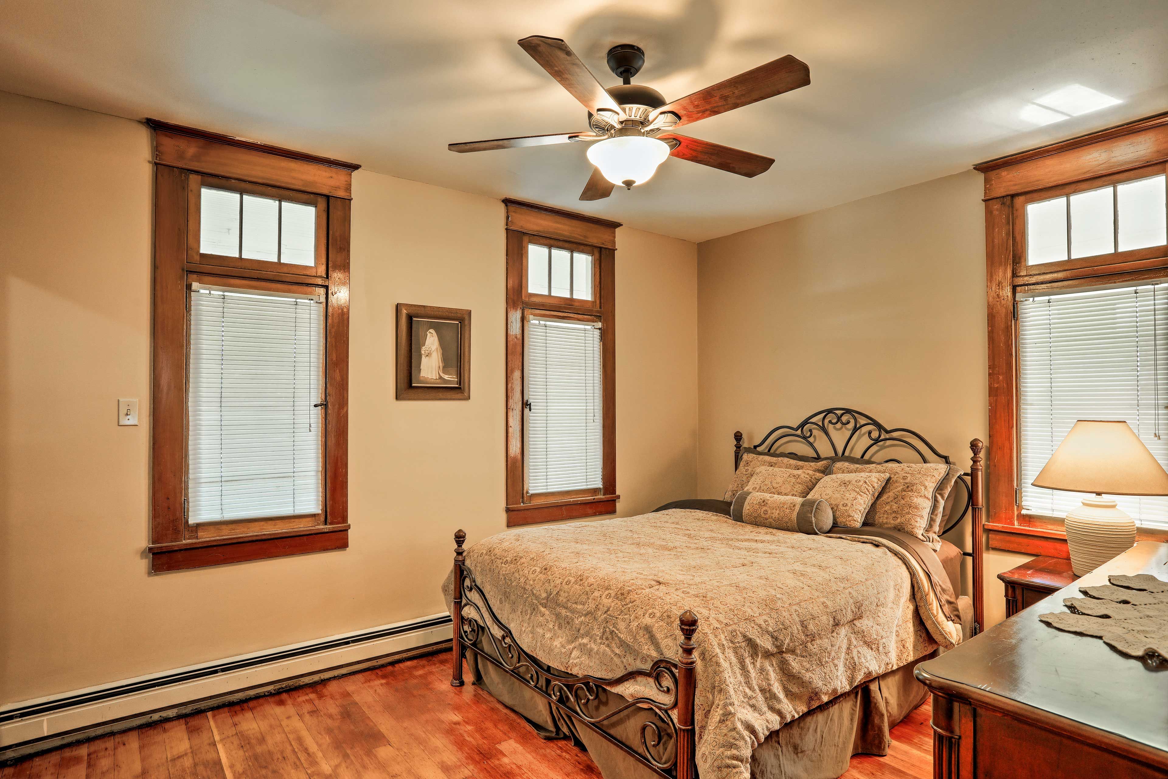 Bedroom 5 | Queen Bed