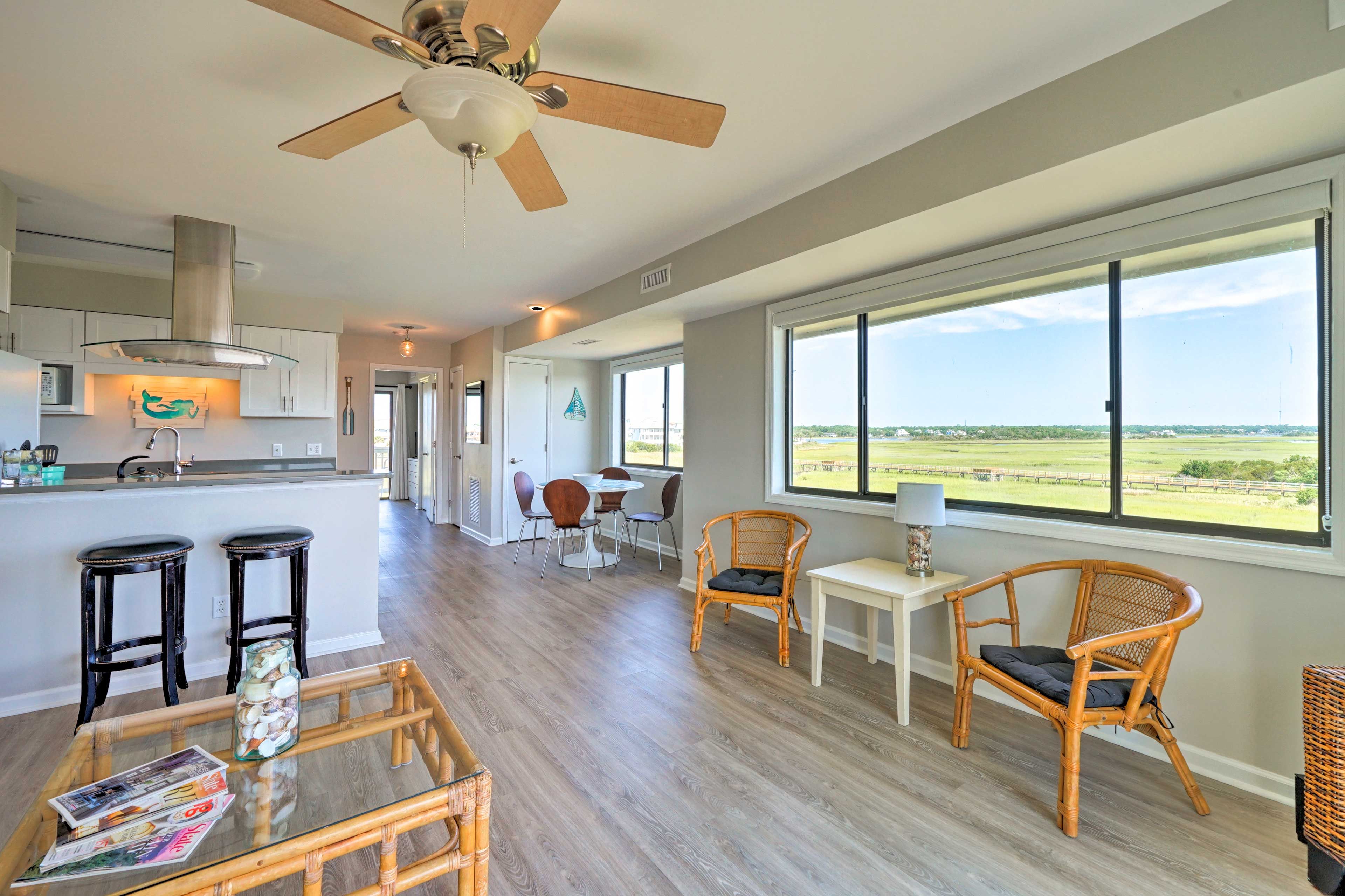 Expecting visitors during your stay? Find plenty of seating for everyone.