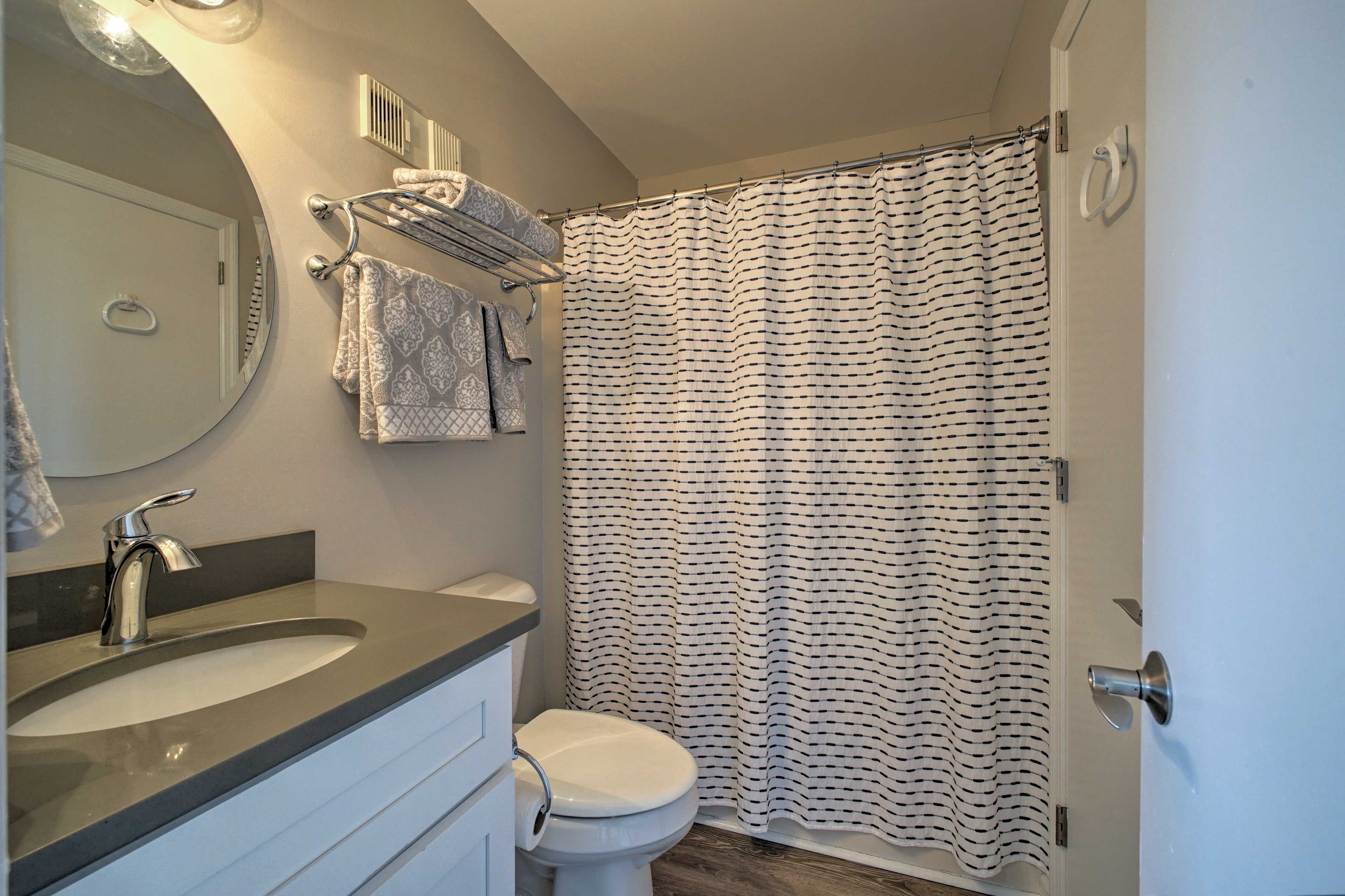 Rinse off lingering sand in the shower/tub combo.
