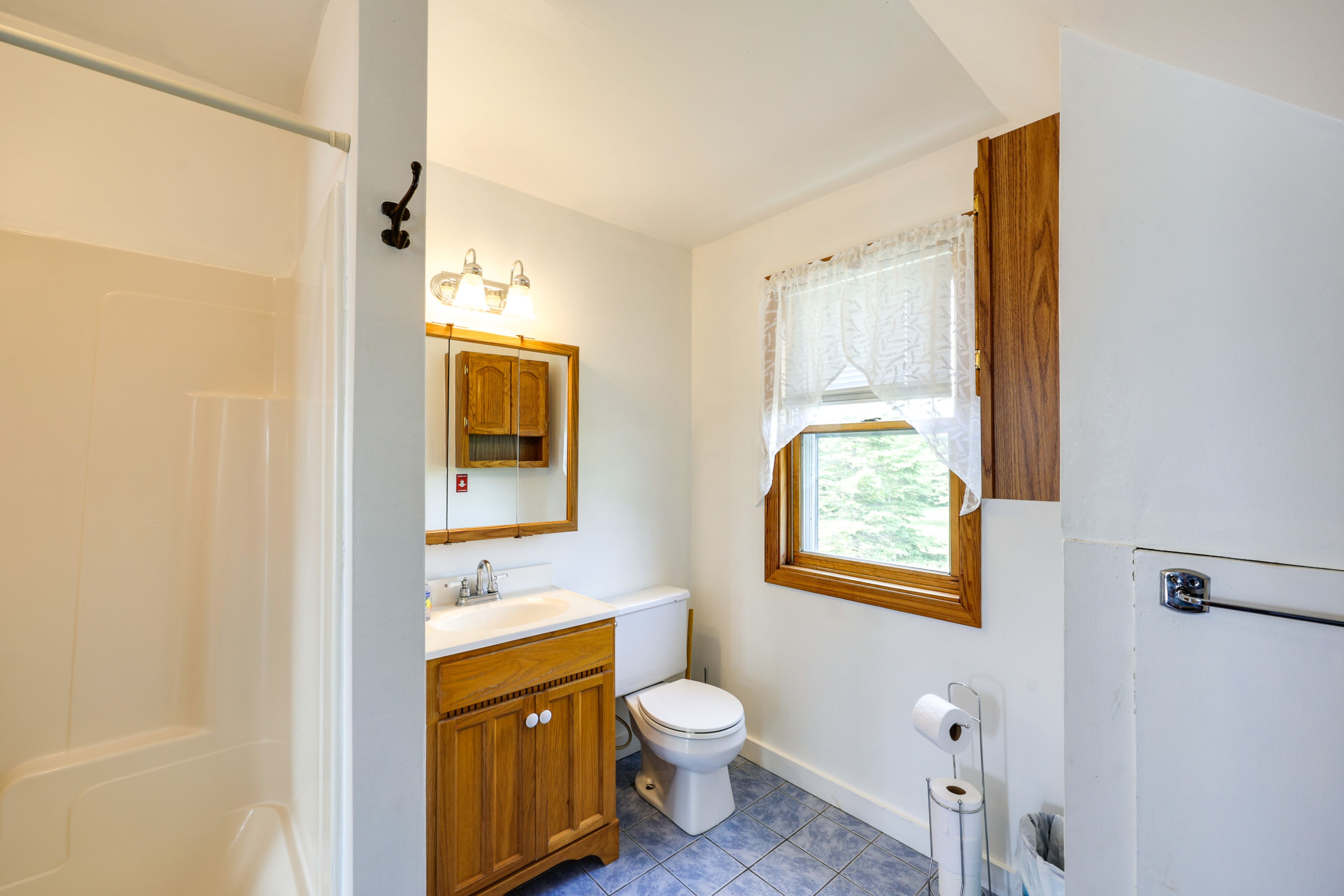 Full Bathroom | Towels Provided | 1st Floor