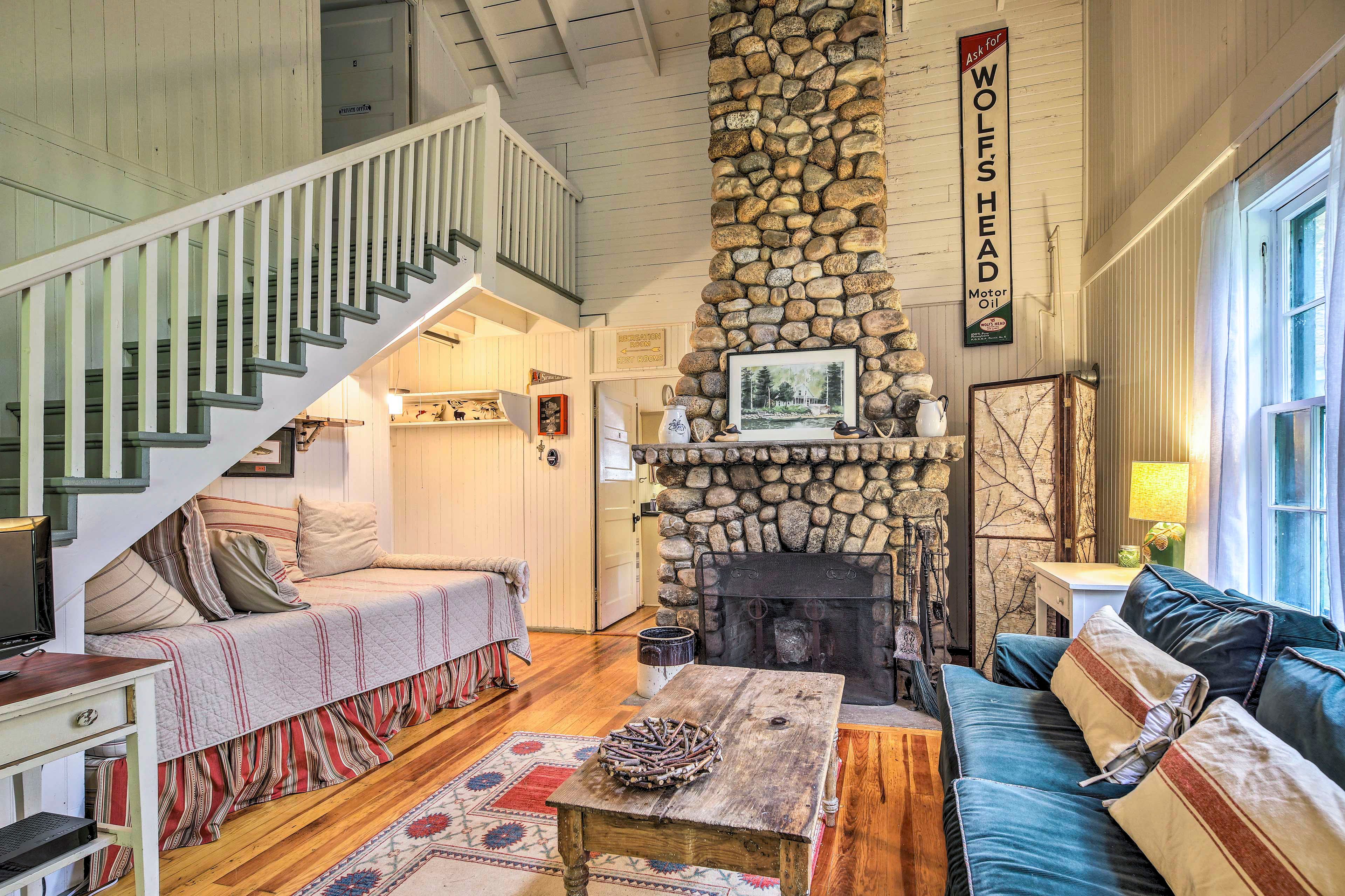 Living Room | Fireplace | Free WiFi | Reading Nook