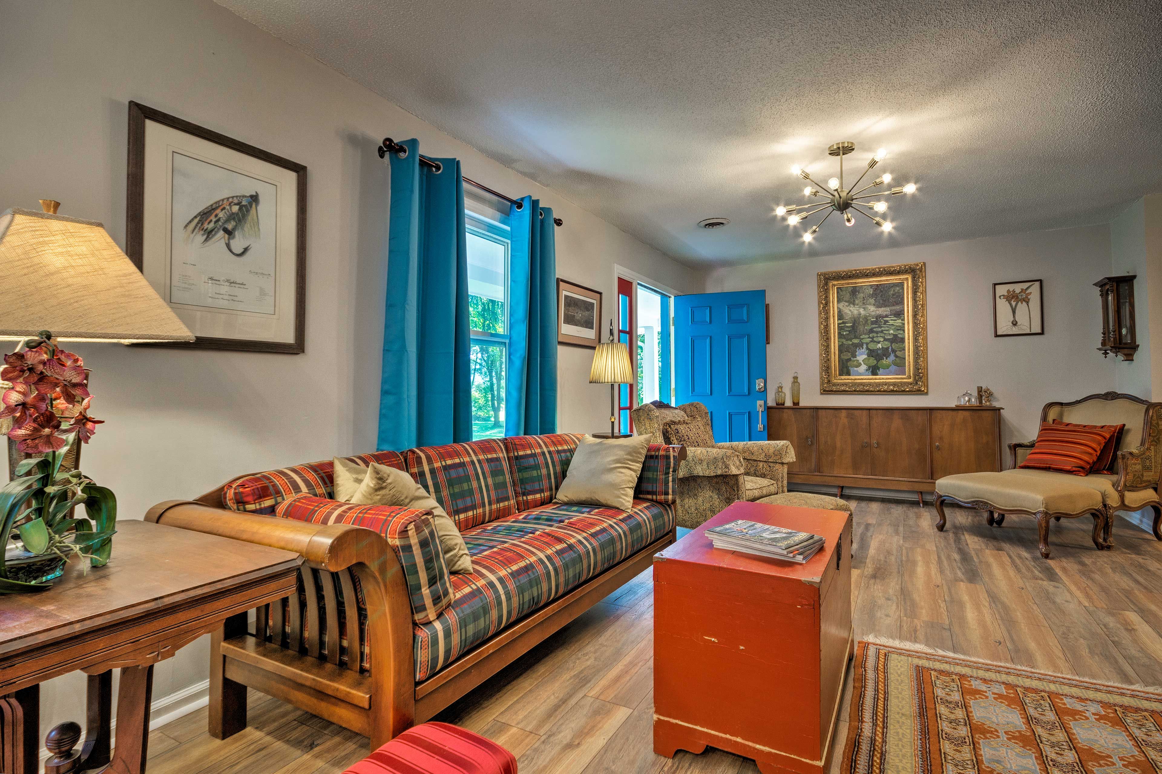 Living Room | Free WiFi | Cable TV | Central A/C & Heat