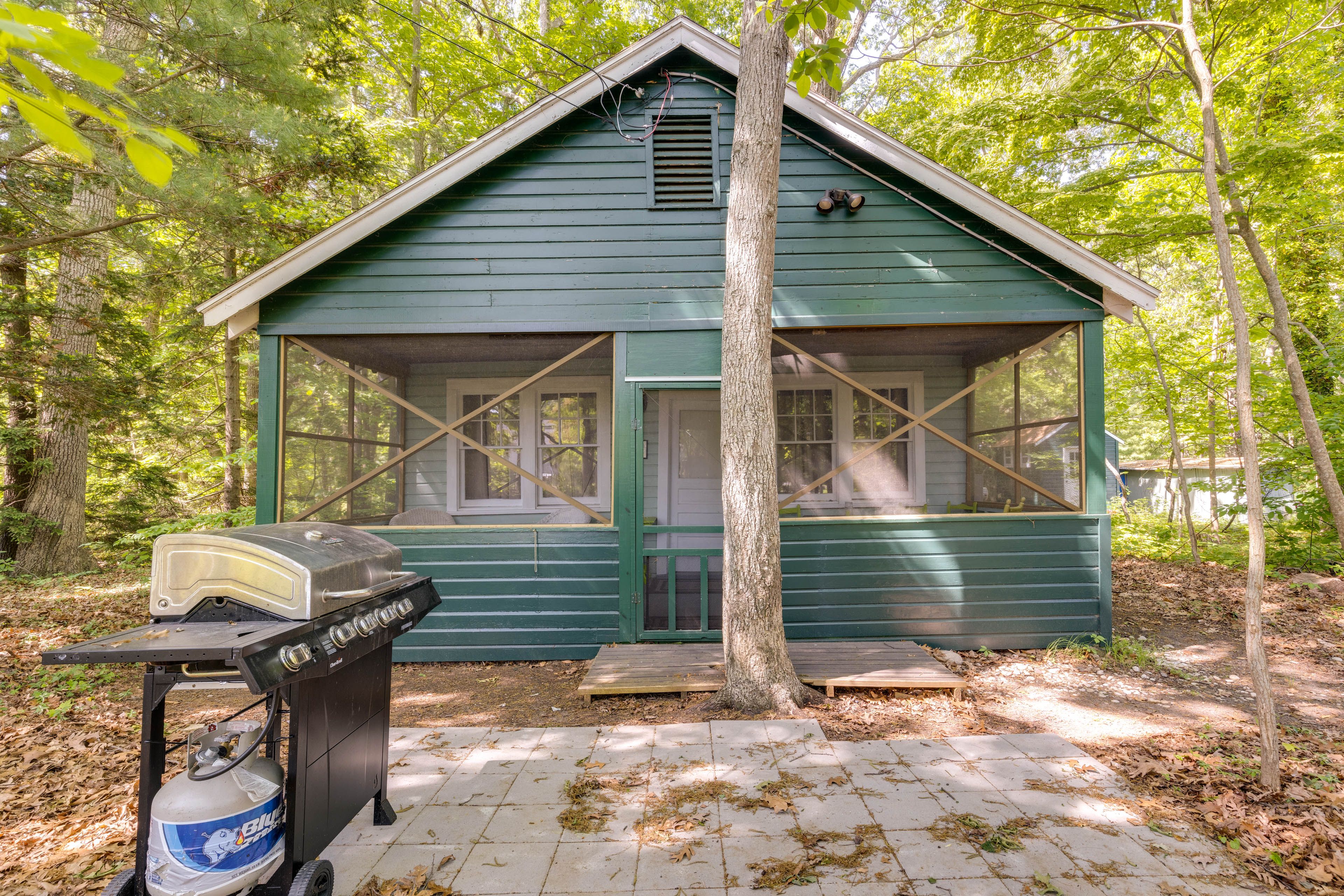 Southold Vacation Rental | 2BR | 1BA | 2 Steps Required | 440 Sq Ft