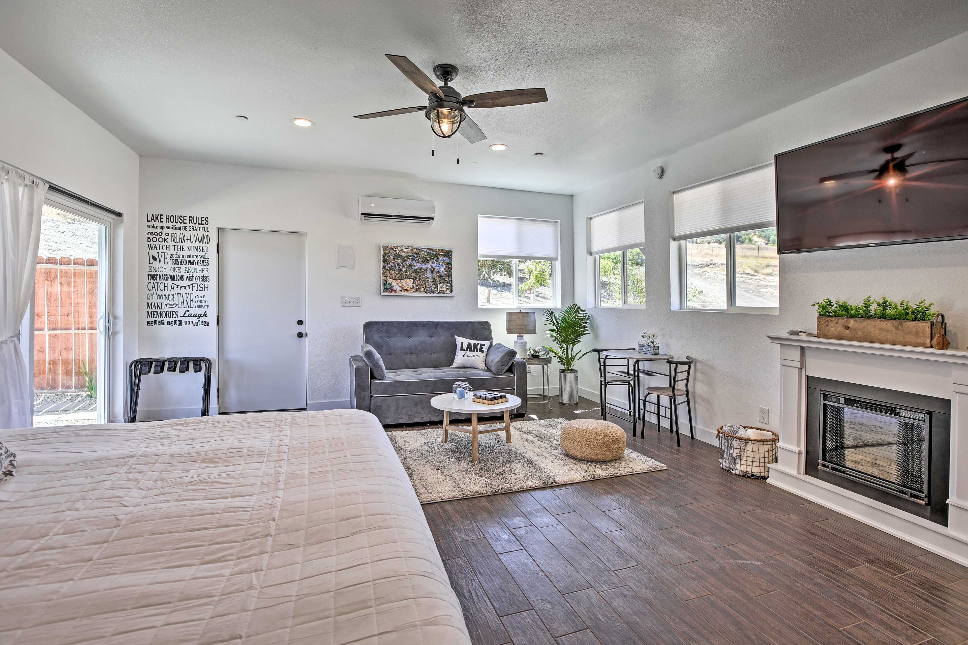 Studio | Smart TV | Fireplace
