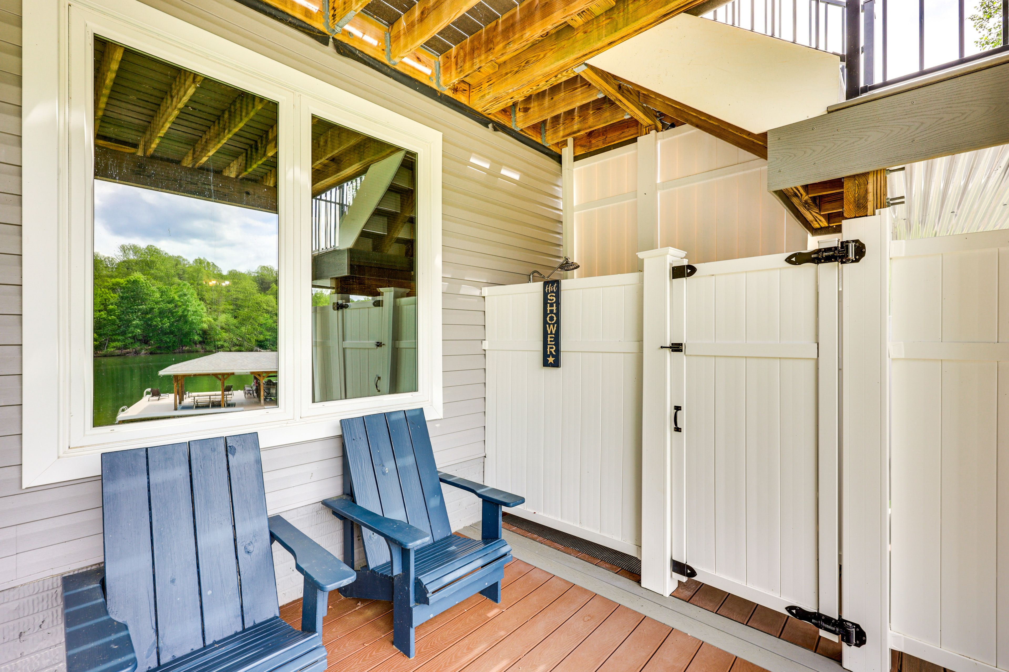 Lower Deck | Outdoor Shower
