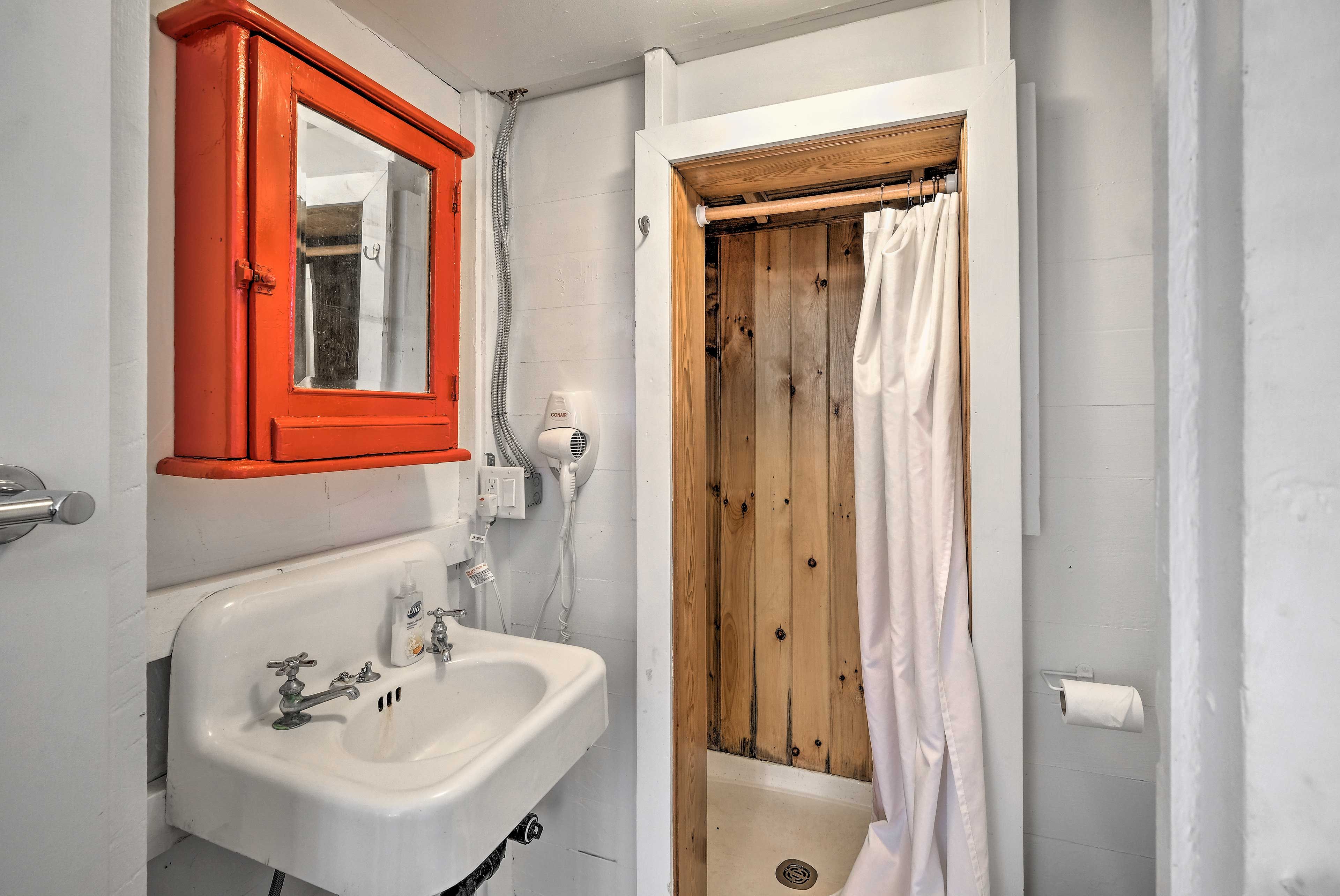 Full Bathroom | Walk-In Shower | Towels & Linens Provided