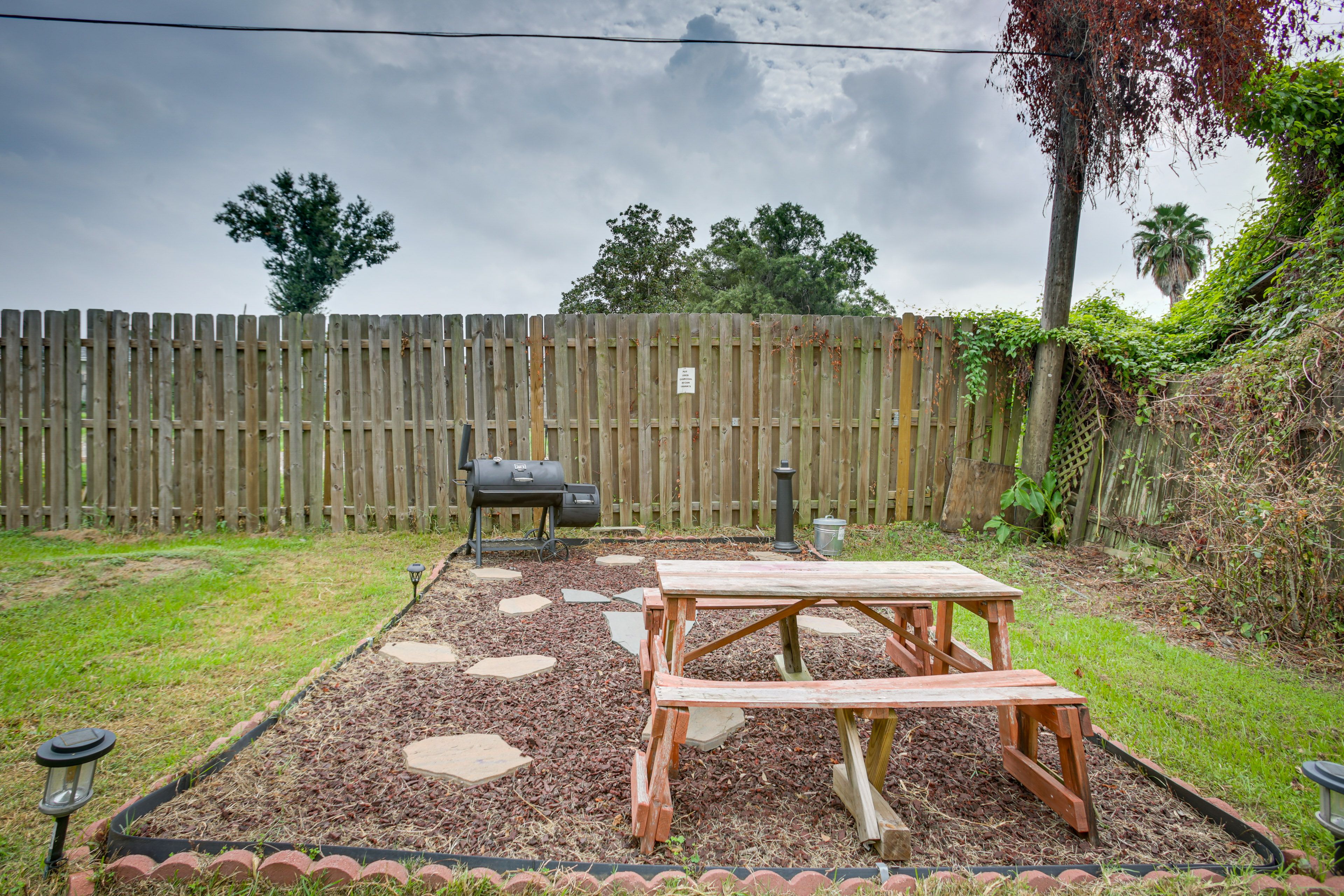Private Backyard | Charcoal Grill