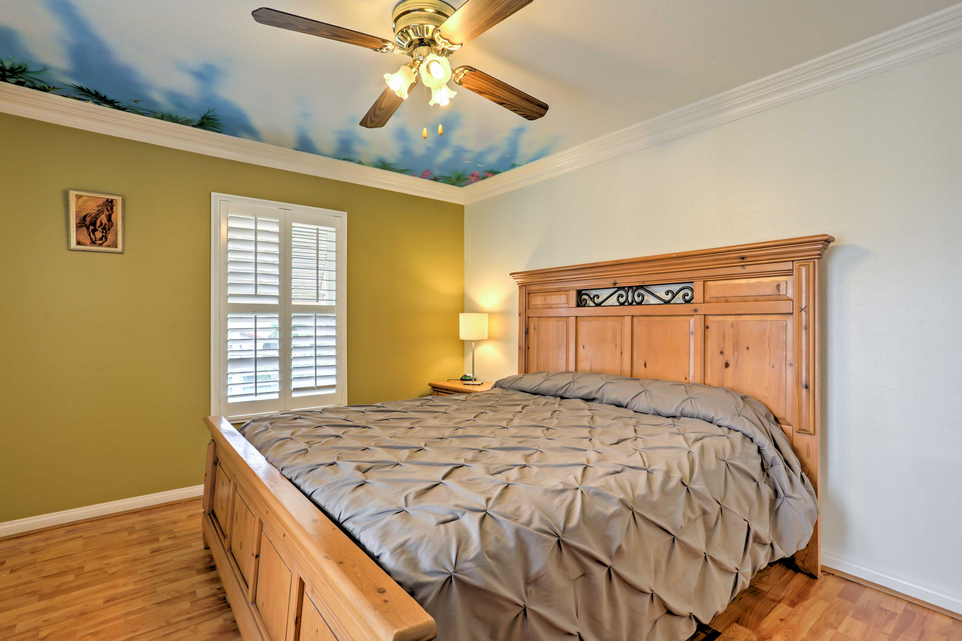 Another queen bed is available in the Caballo Room.