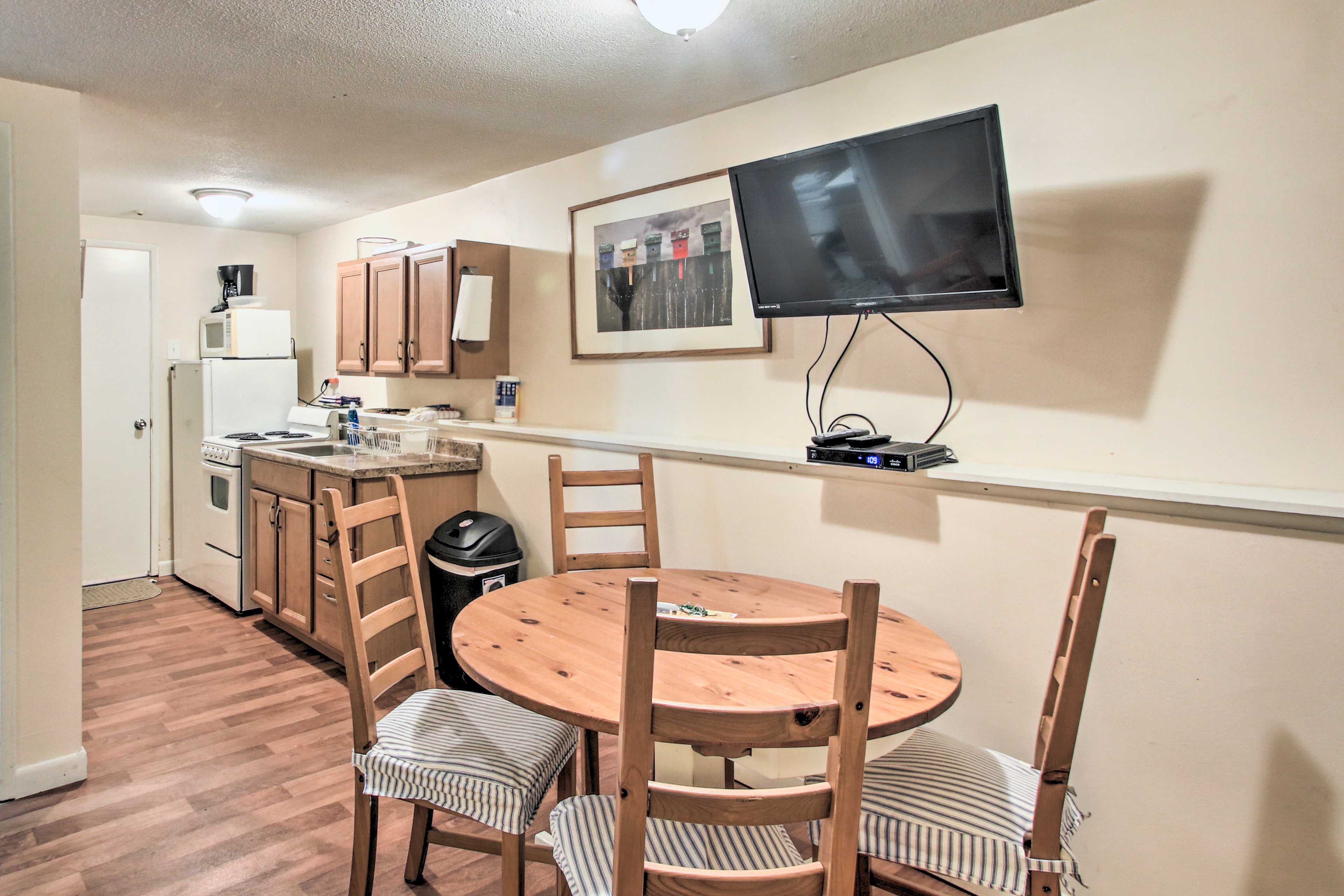 The 4-person dining table invites you to dine together at home.
