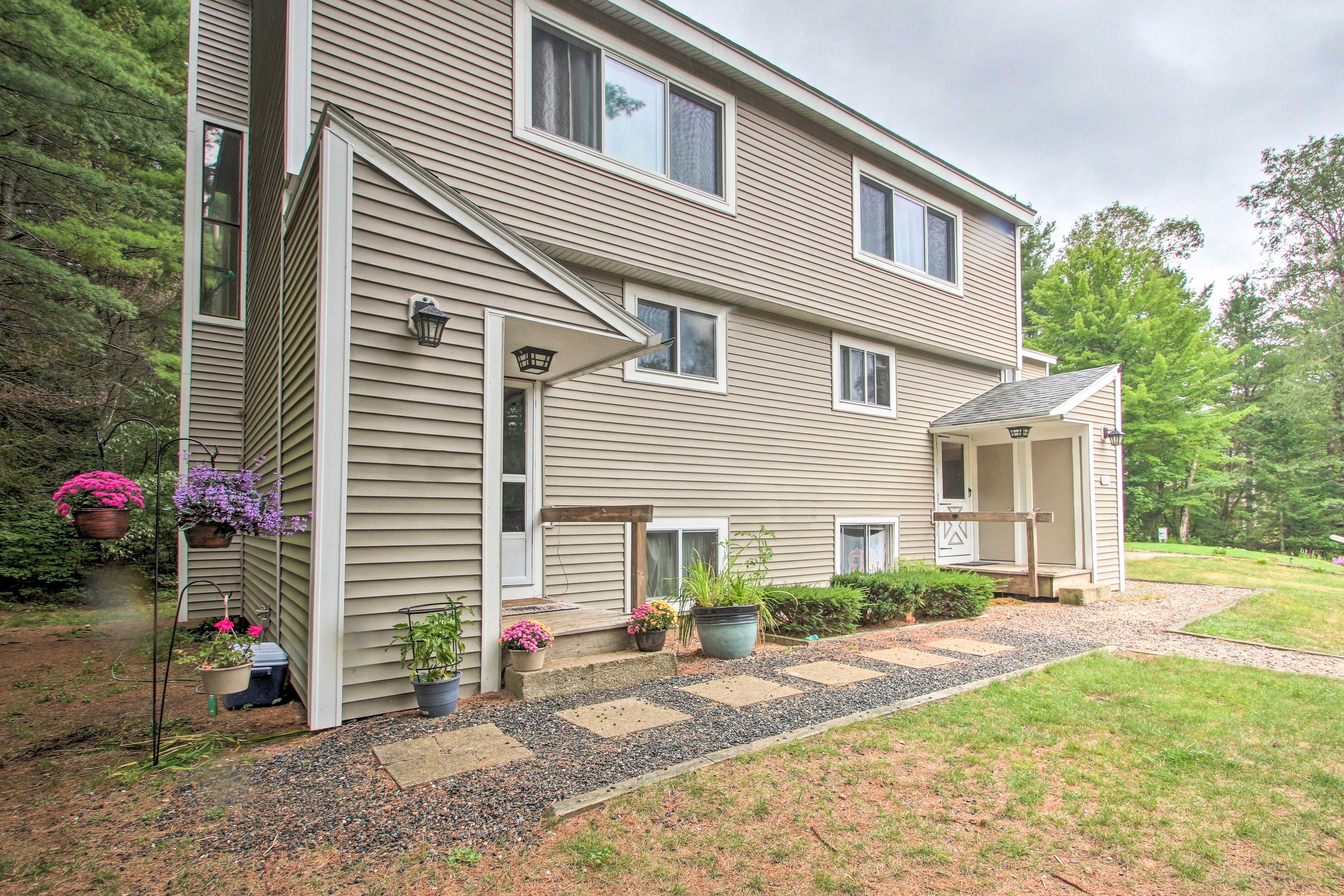 This studio is ideally located near hiking, biking, and skiing galore!