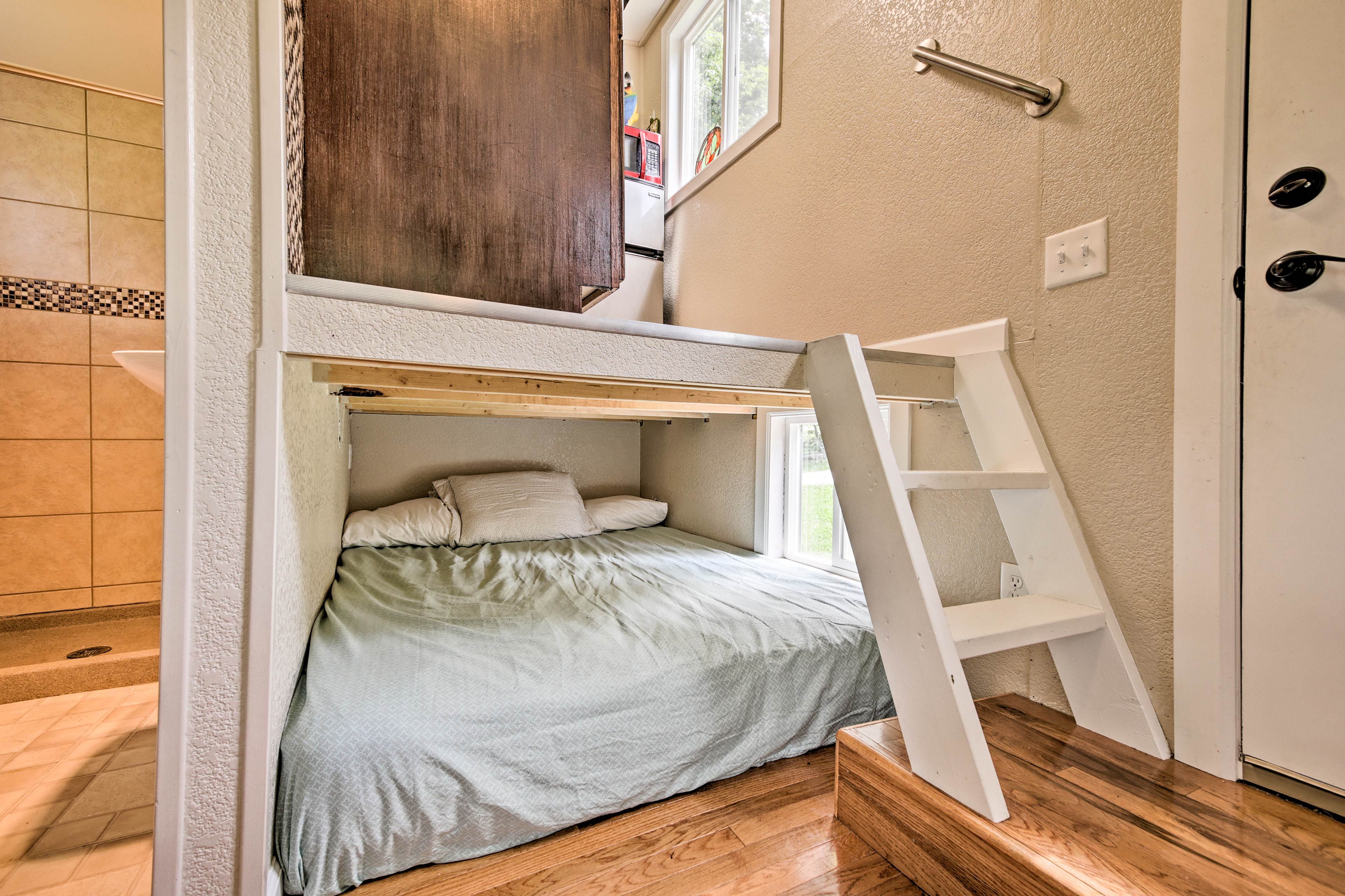 Two guests can sleep here.