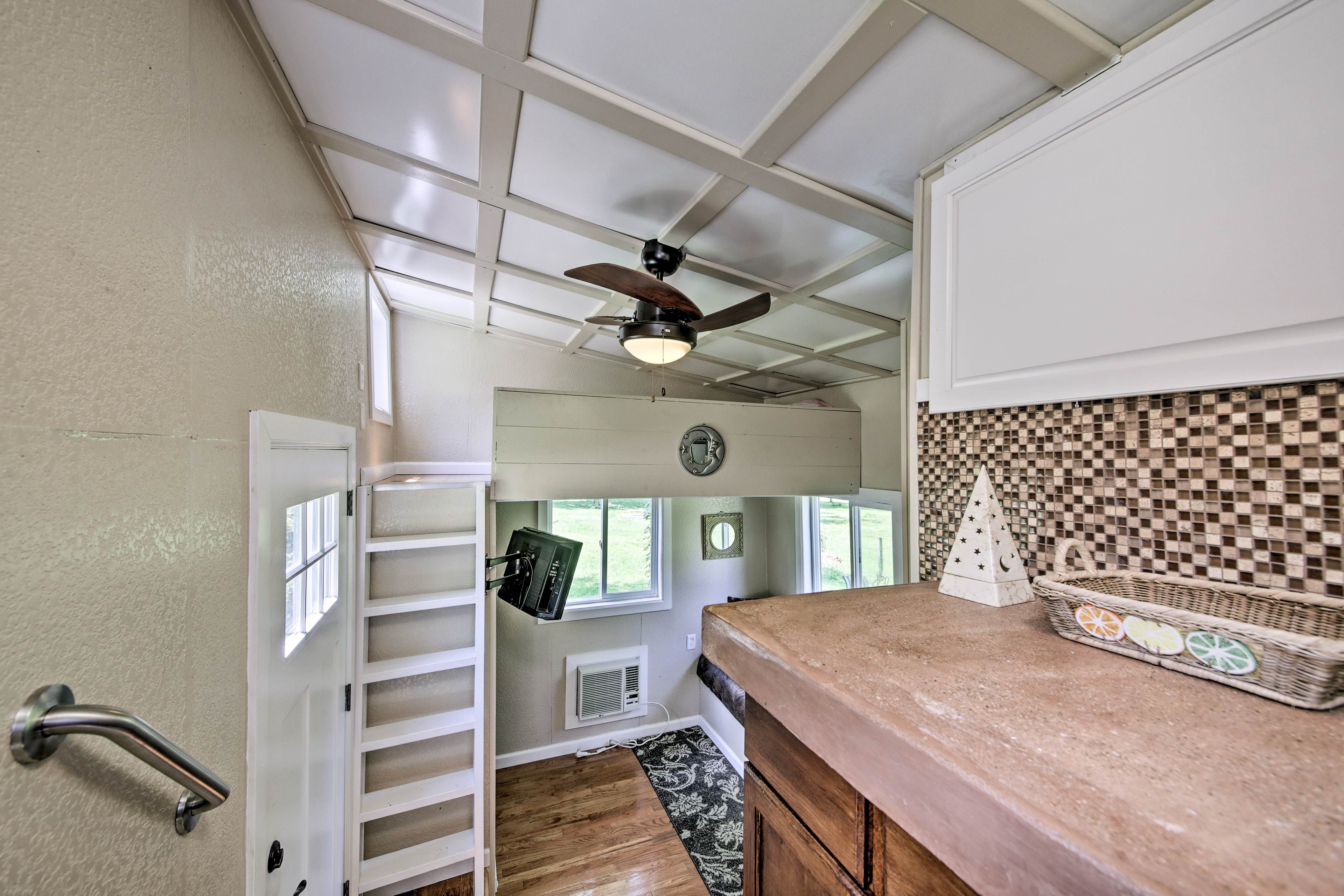 The kitchen features a microwave and a hot plate.