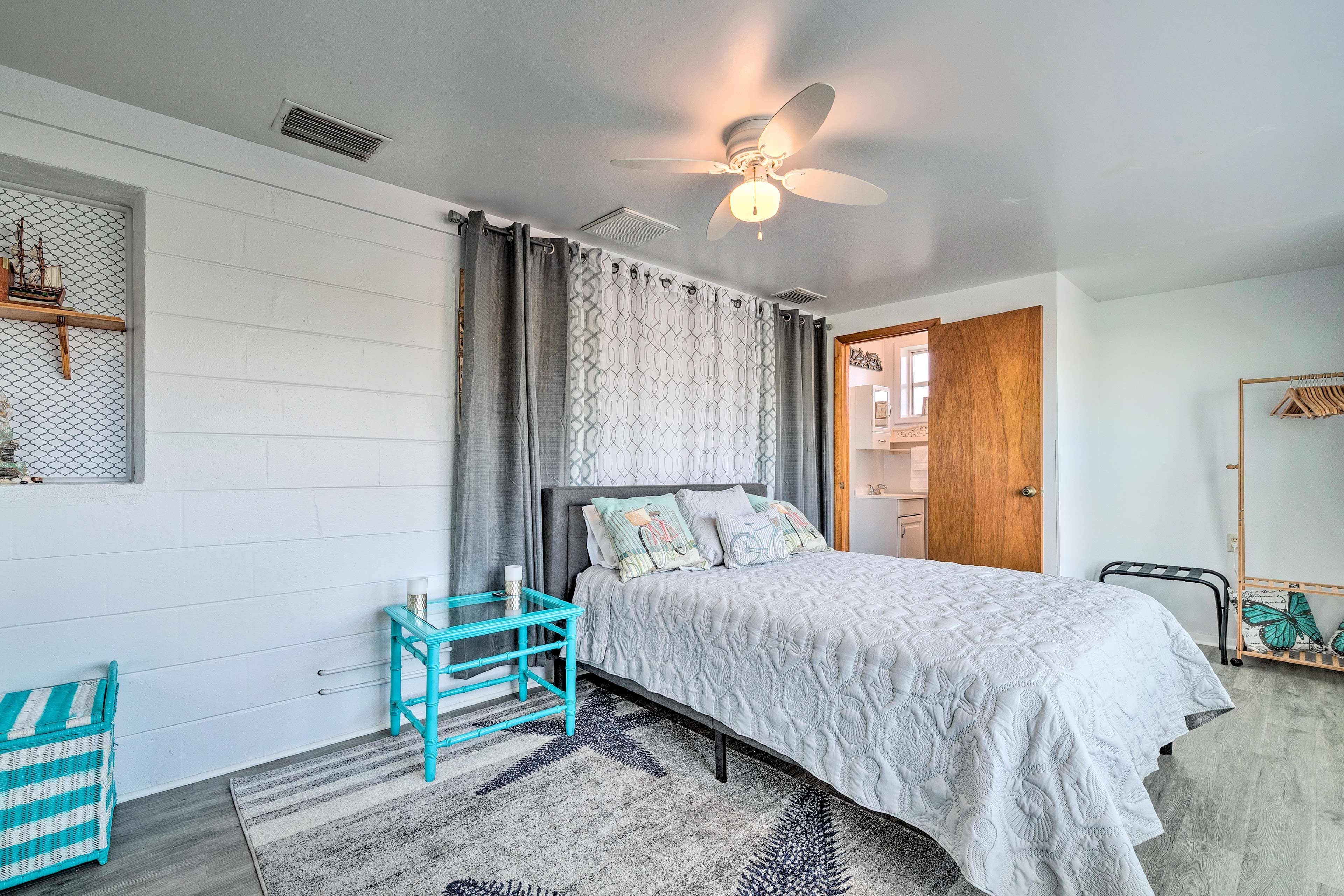 Bedroom 1 | Queen Bed