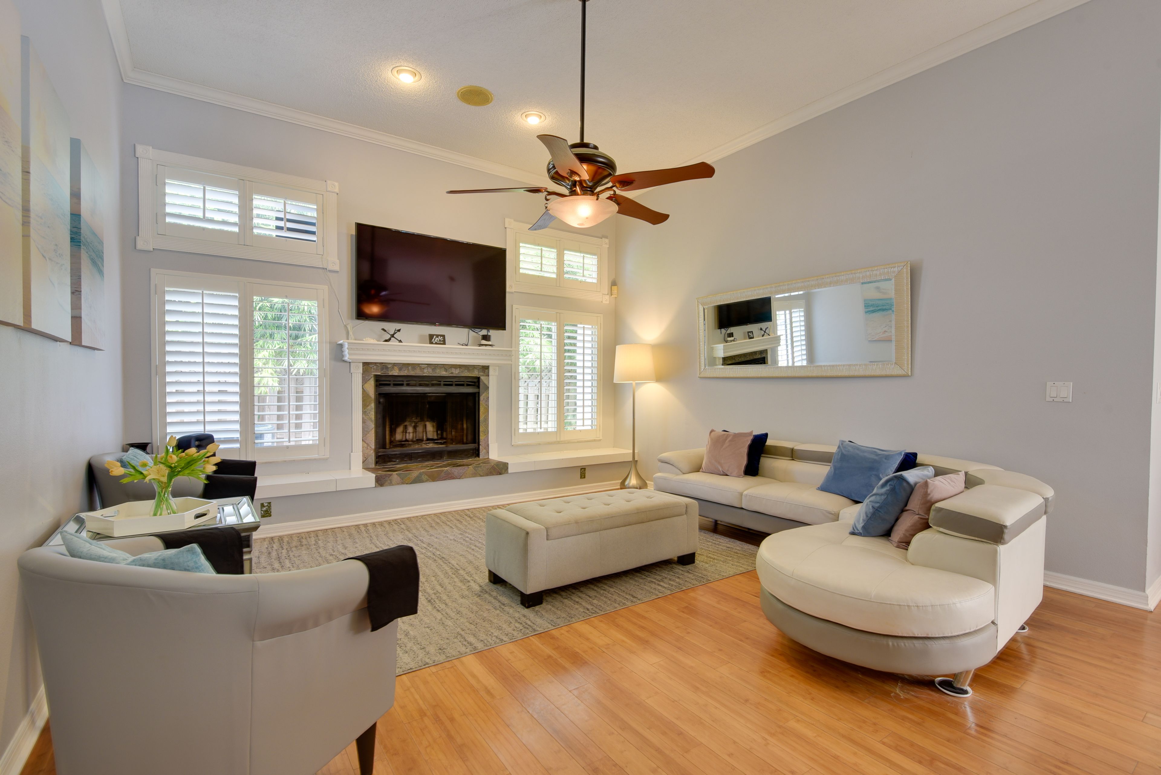Living Room | Free WiFi | Smart TV | Central A/C | Fireplace