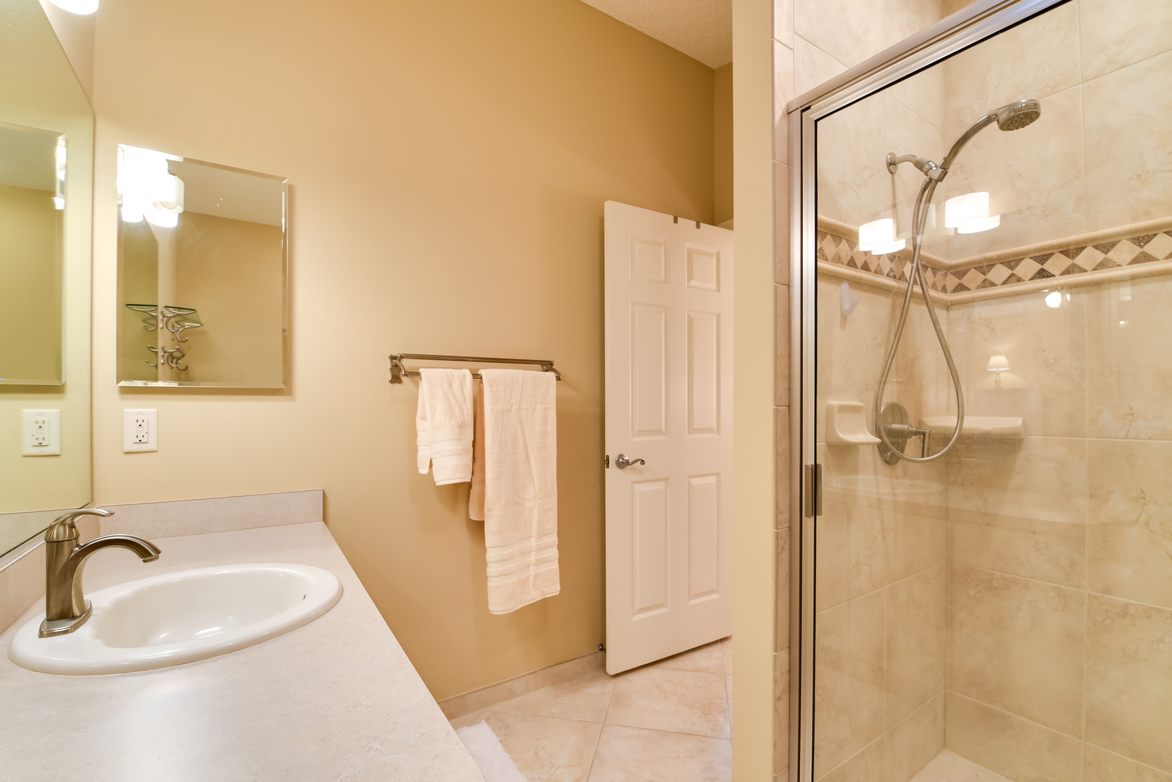 Full Bathroom | Towels Provided