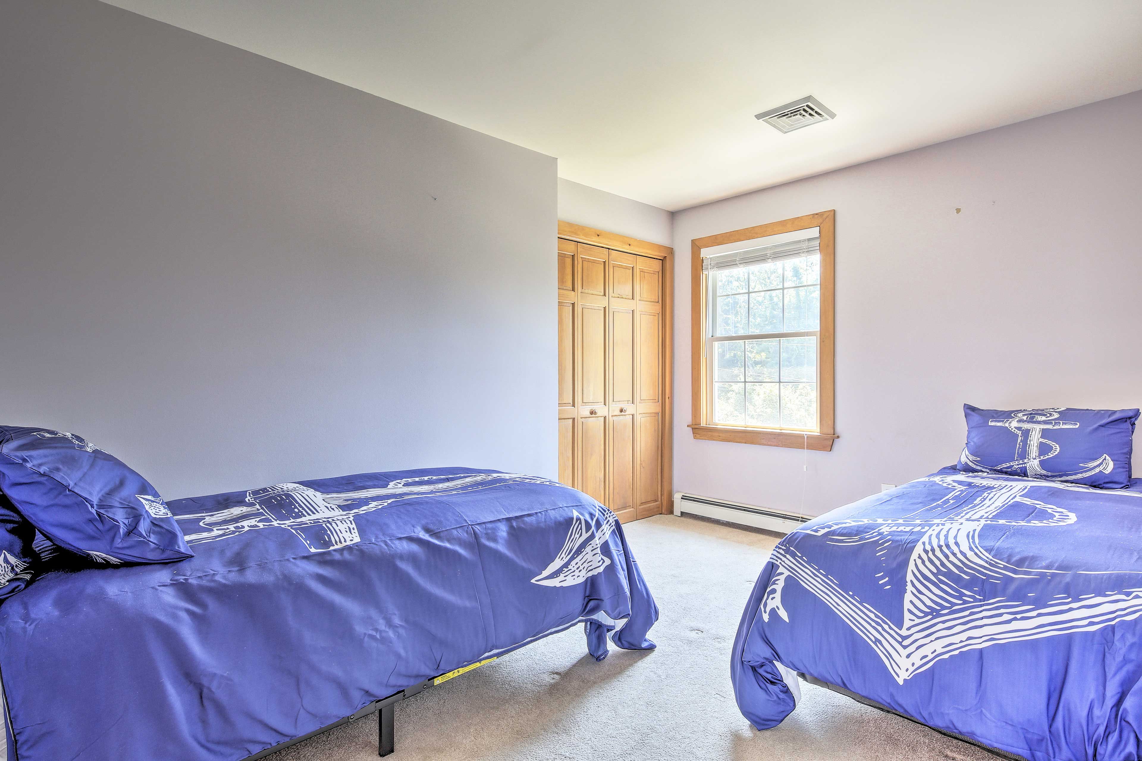 A double closet provides ample storage, while the 2 twin beds sleep 2 guests.