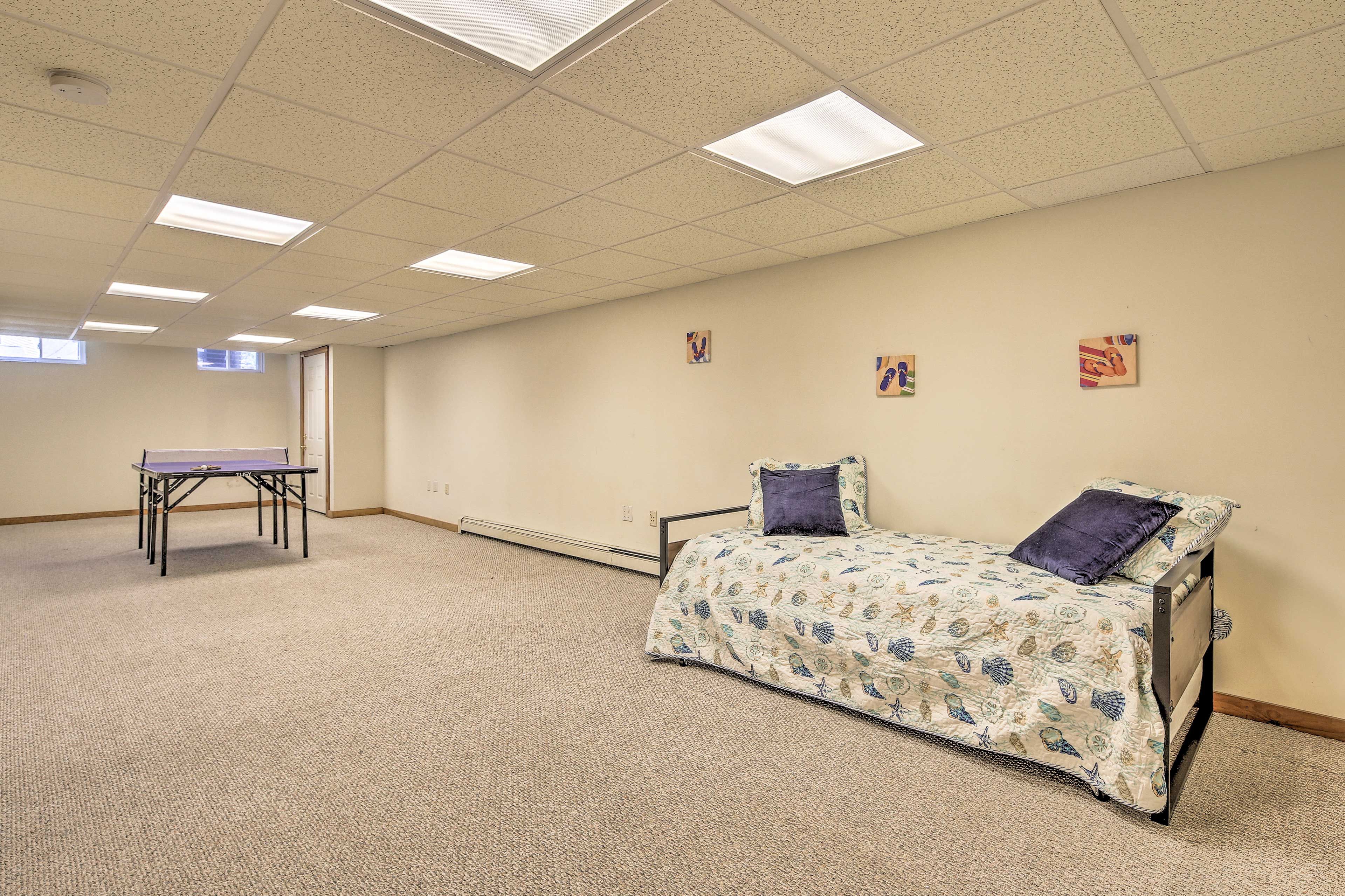 There's a daybed with a twin trundle to sleep 2 additional guests.