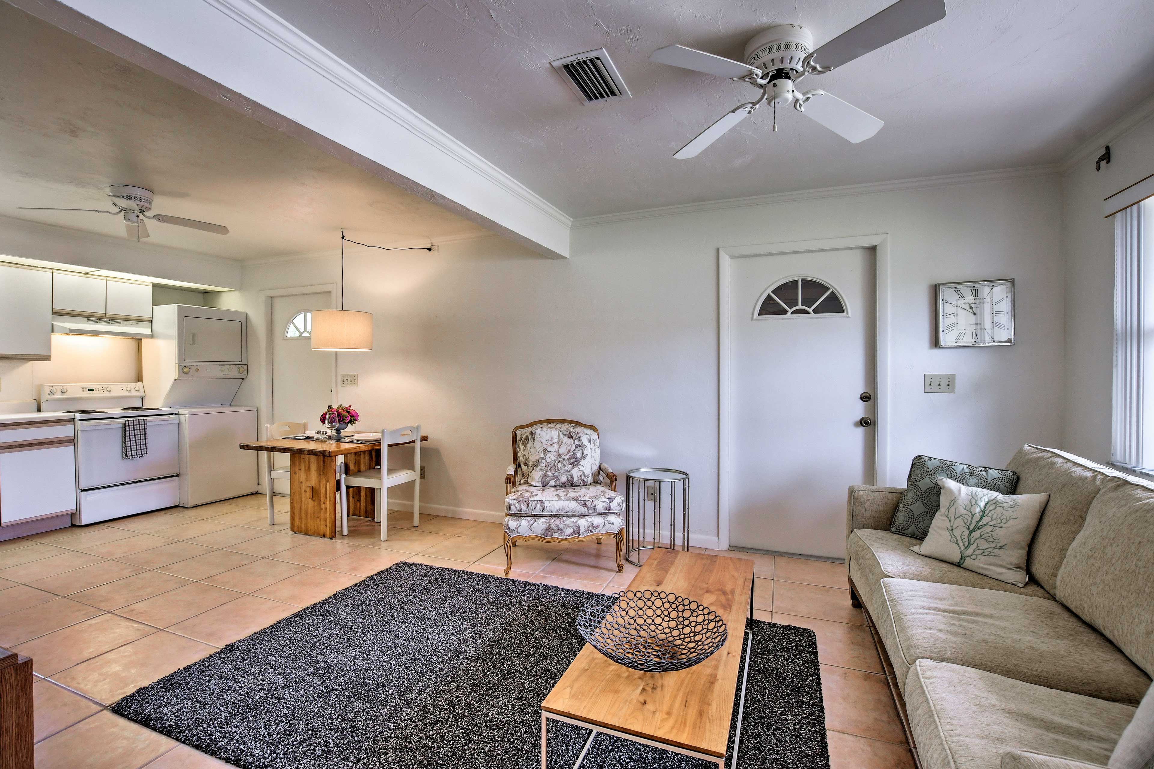 The open layout leads freely over to the kitchen & dining area.
