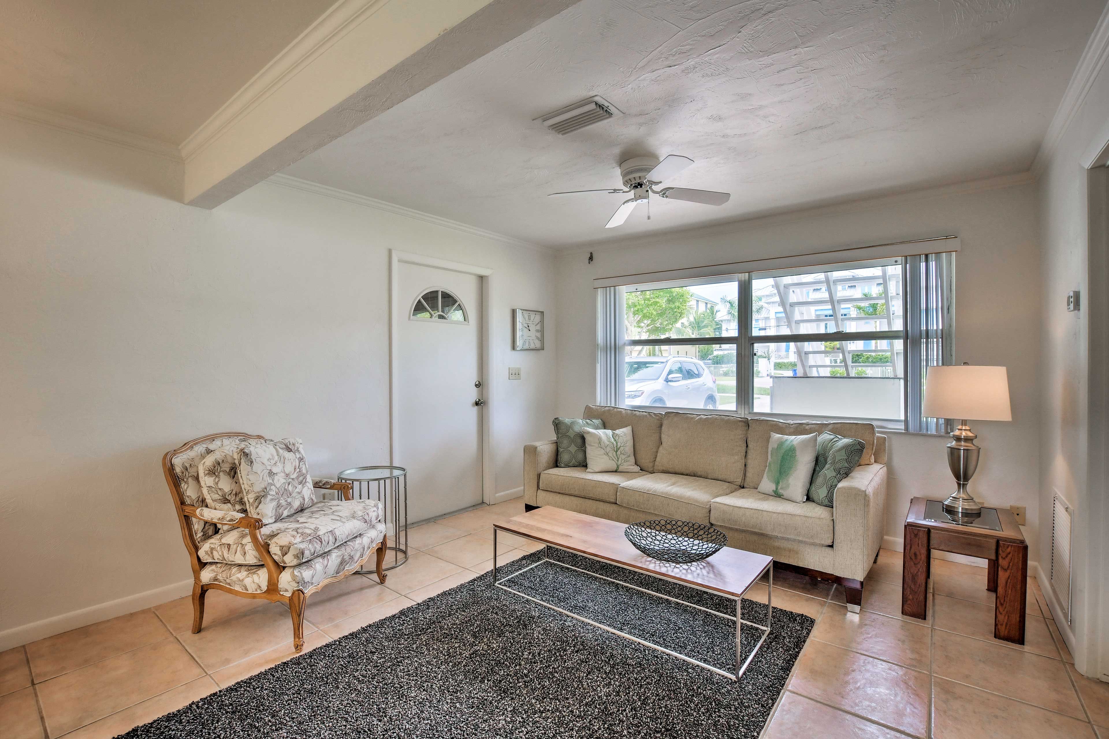 The single story interior features WiFi, air conditioning, and tiled floors.