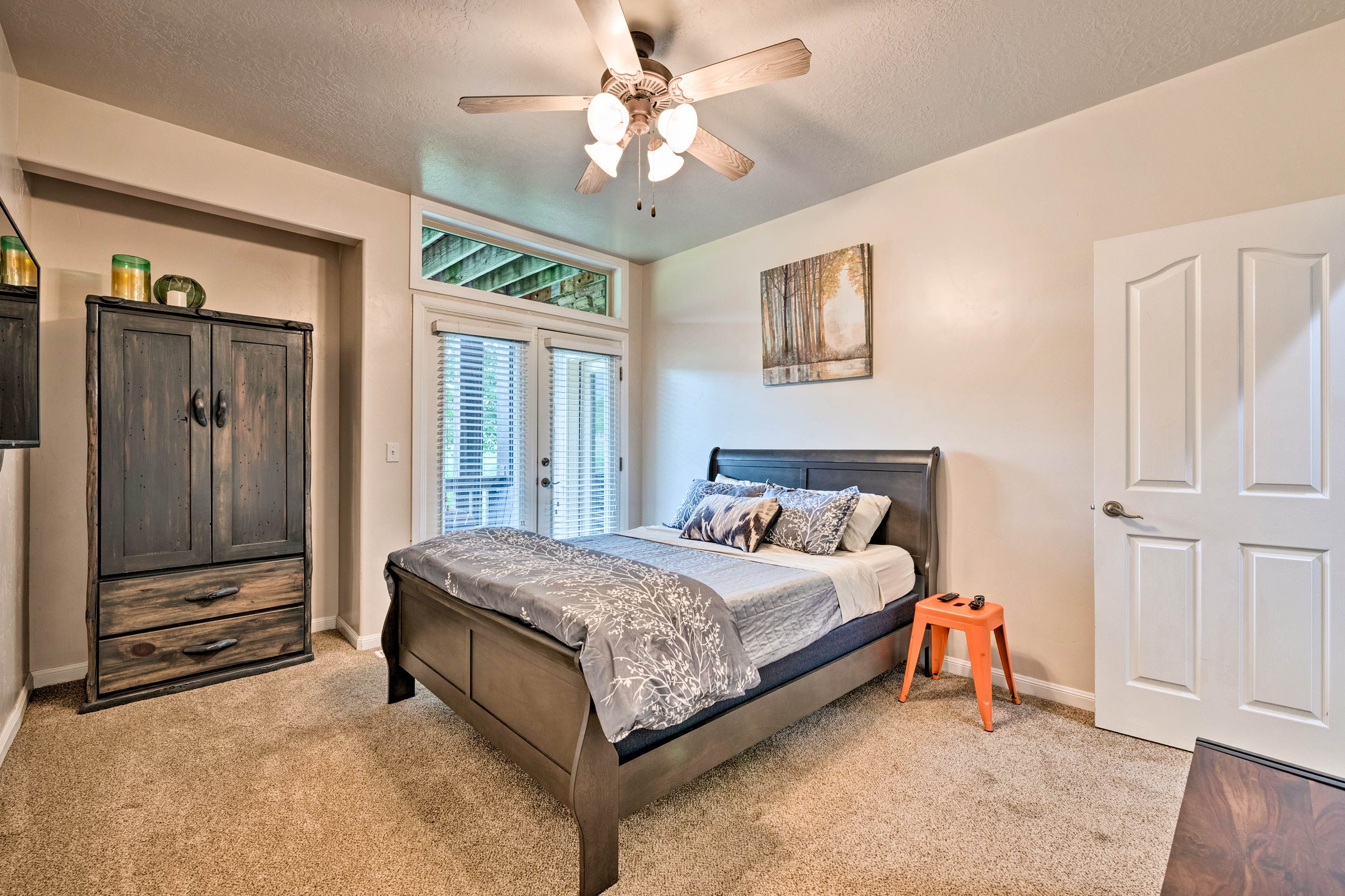 Bedroom | Queen Bed | Linens Provided