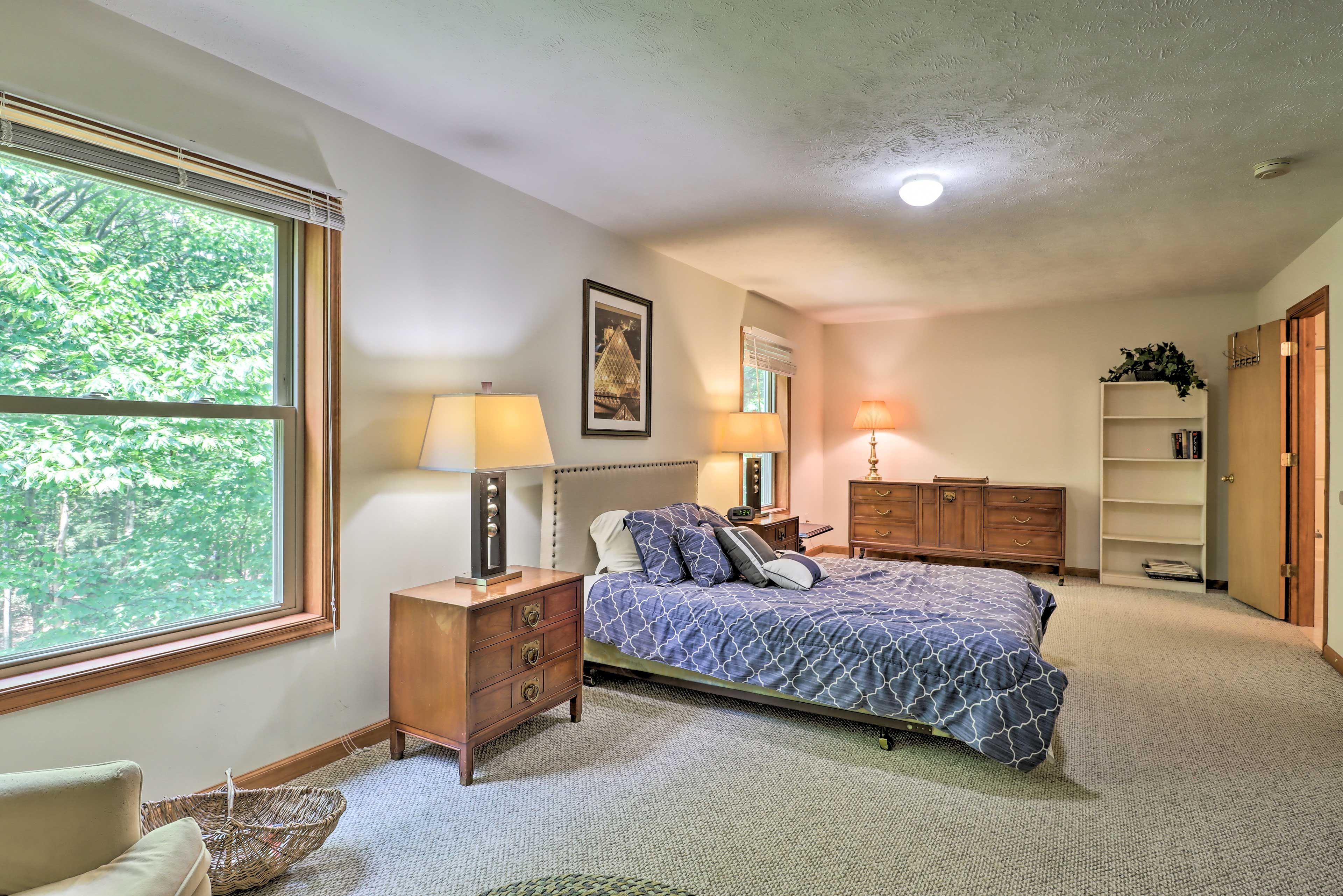 Bedroom 1 | Queen Bed