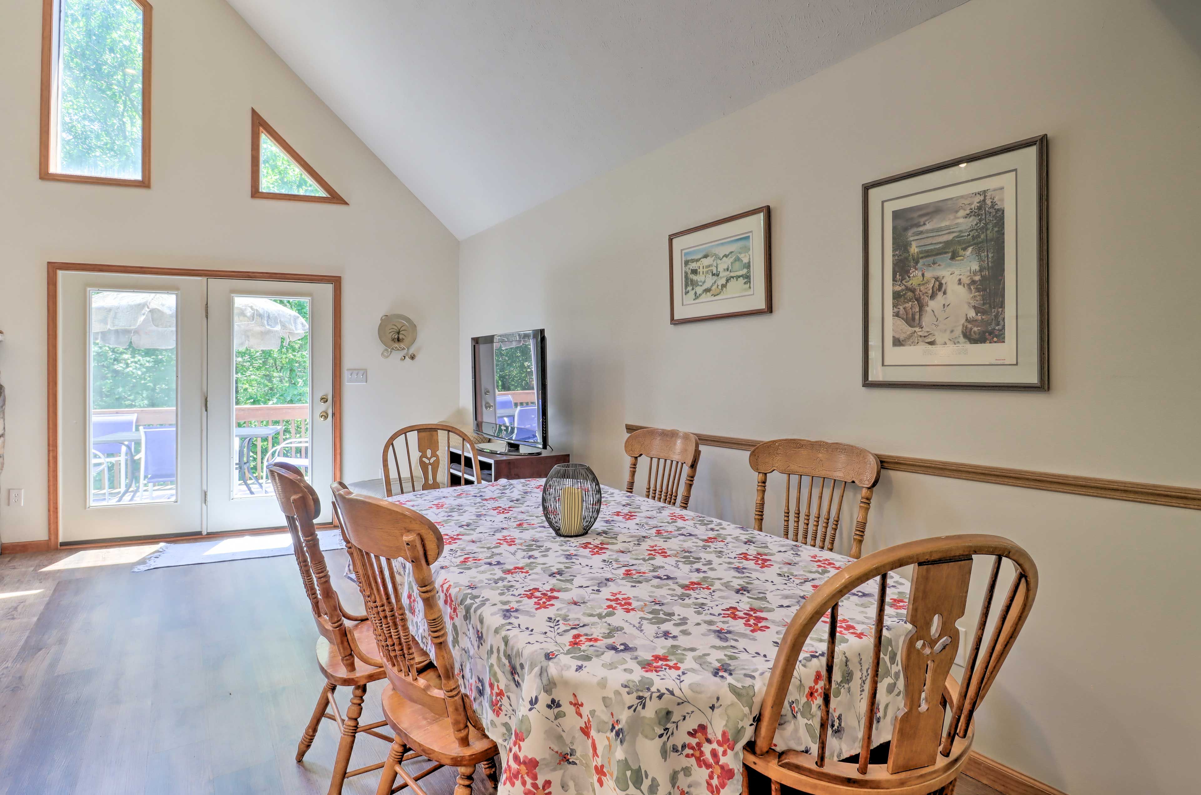 Dining Area | 6-Person Dining Table