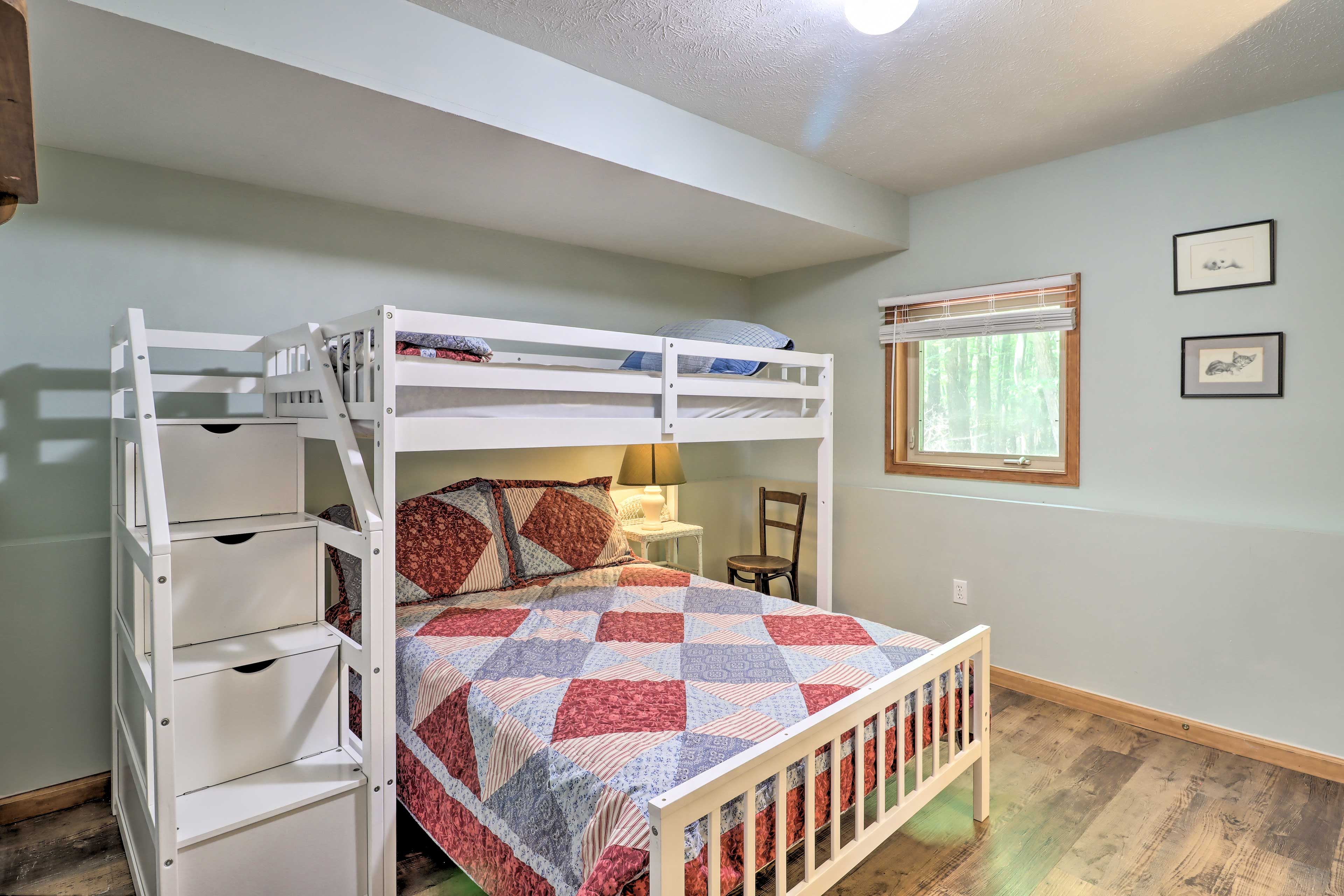 Bedroom 4 | Twin/Full Bunk Bed