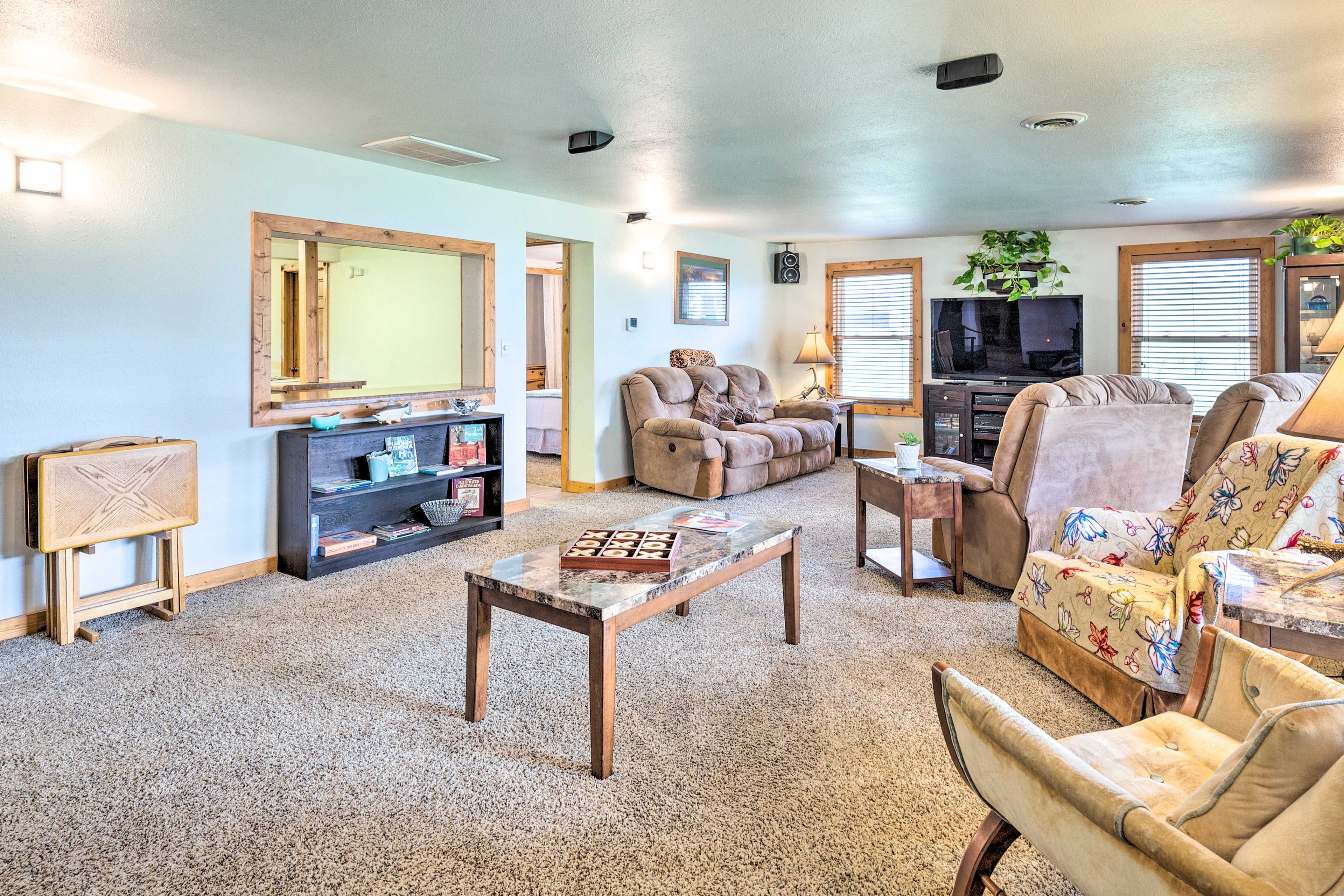 Living Room | Free WiFi | Smart TV | Wood-Burning Stove (Decorative Only)