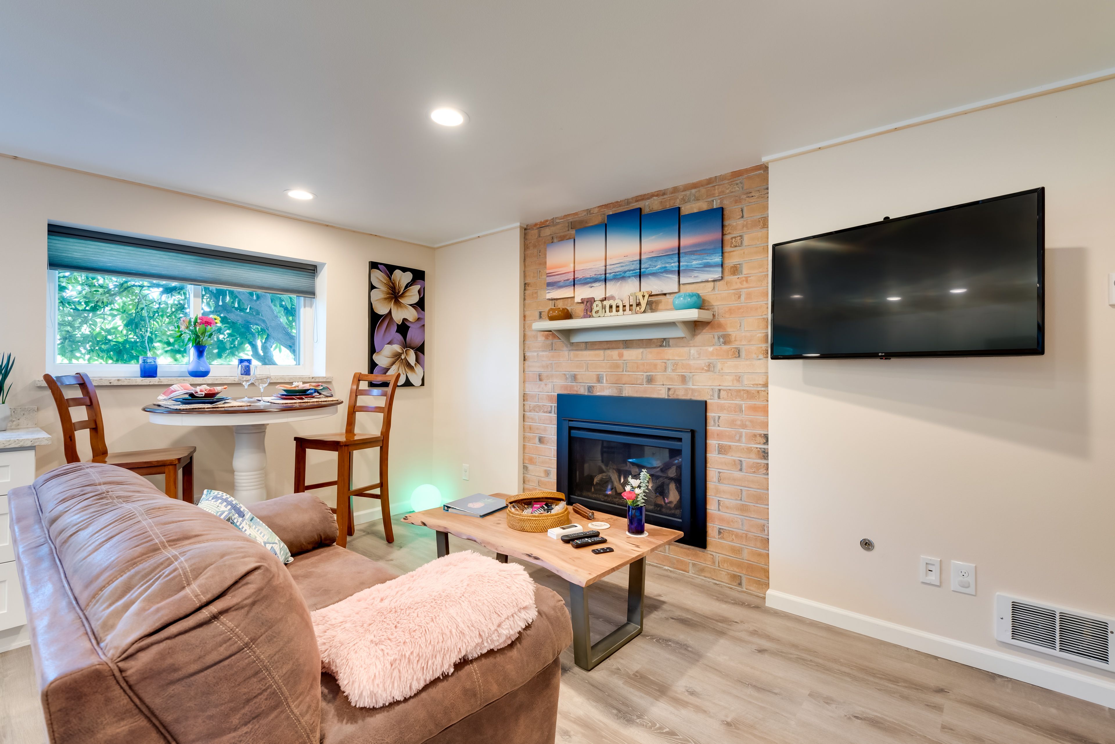 Studio Interior | Gas Fireplace | Free WiFi | Central Heating
