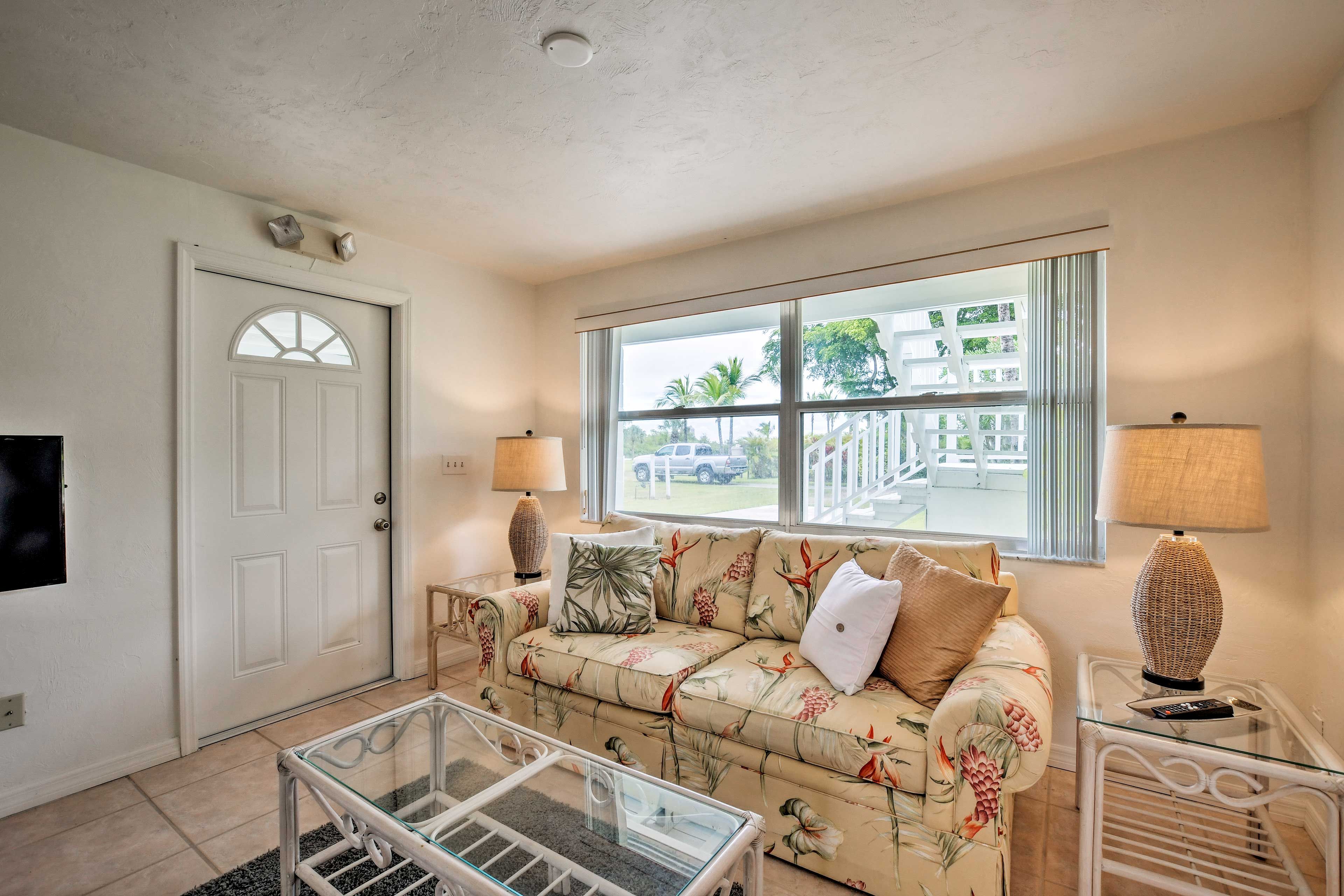The single story interior features WiFi, air conditioning, and tiled floors.