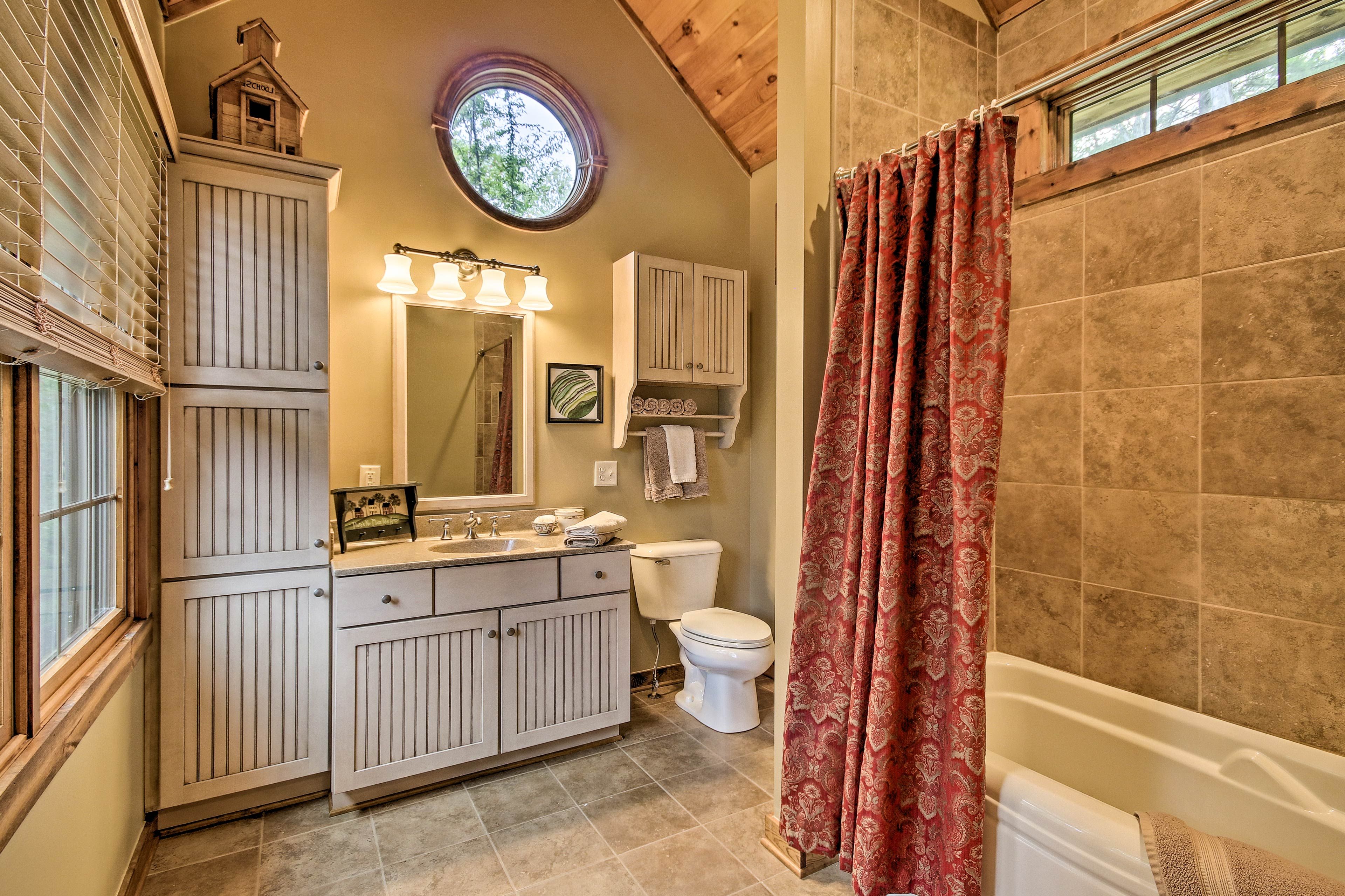 En-Suite Bathroom | Towels Provided