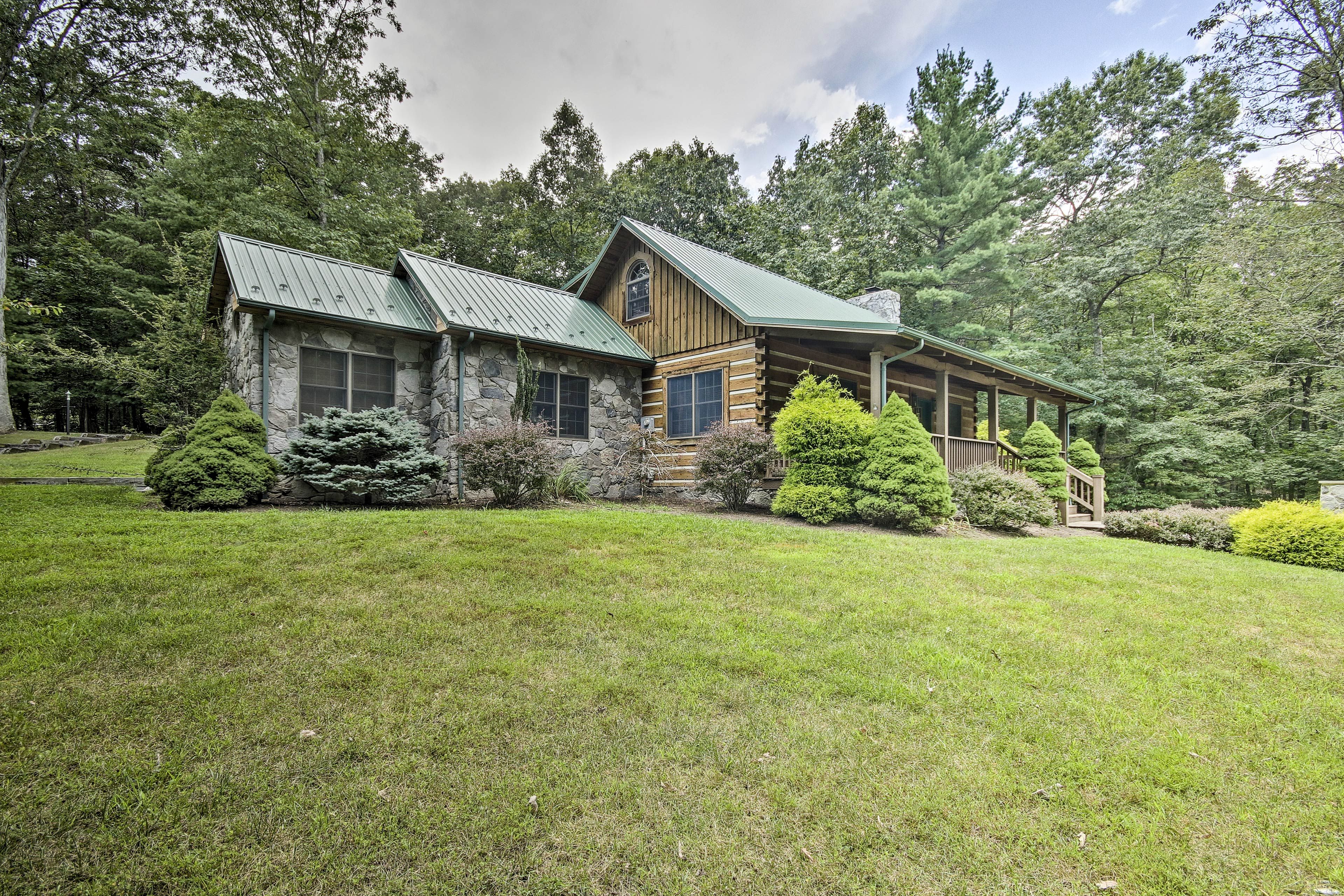 Berkeley Springs Vacation Rental | 3BR | 3BA | 1,733 Sq Ft | Stairs Required
