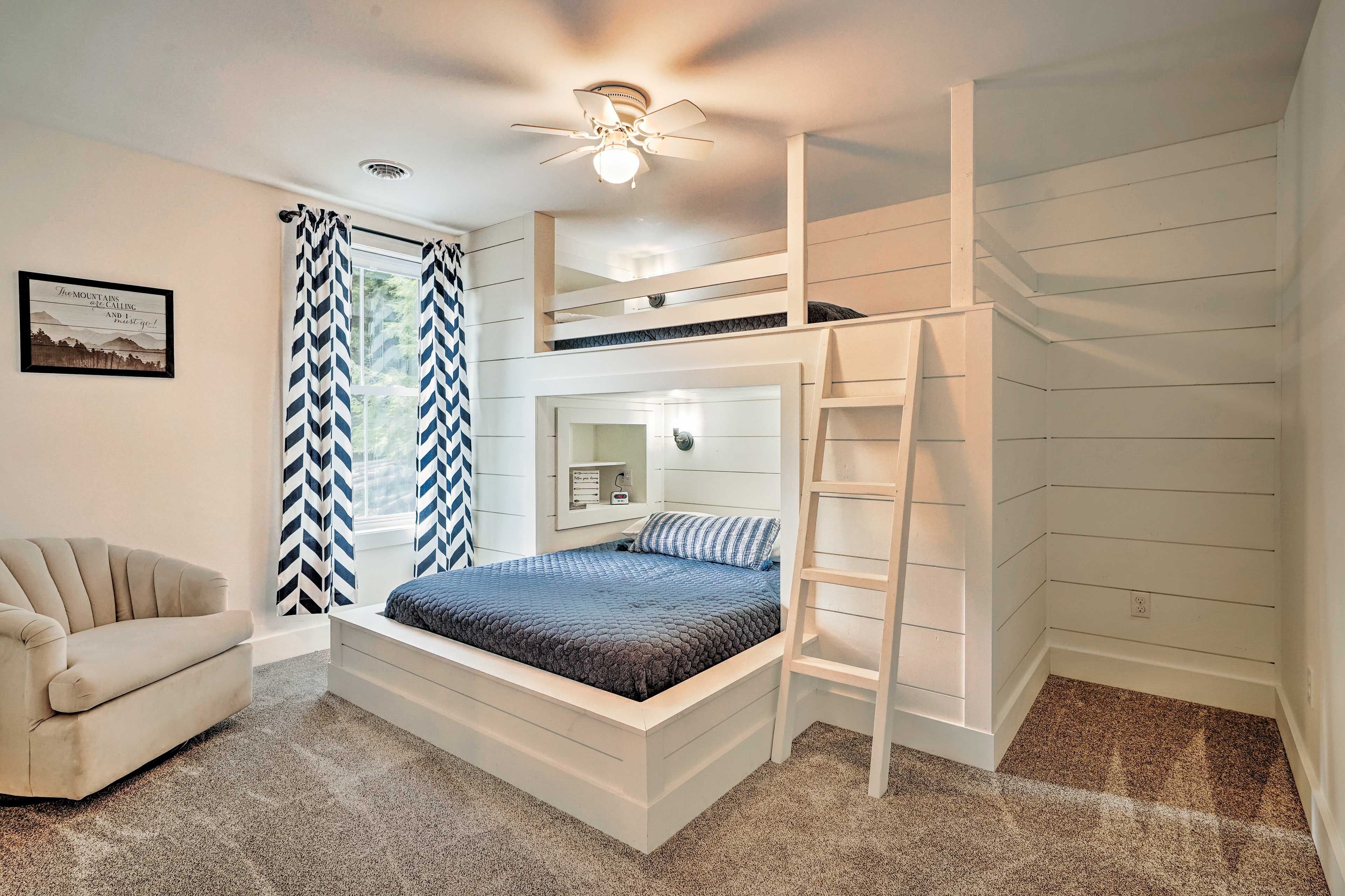 Bedroom 4 | Twin/Queen Bunk Bed