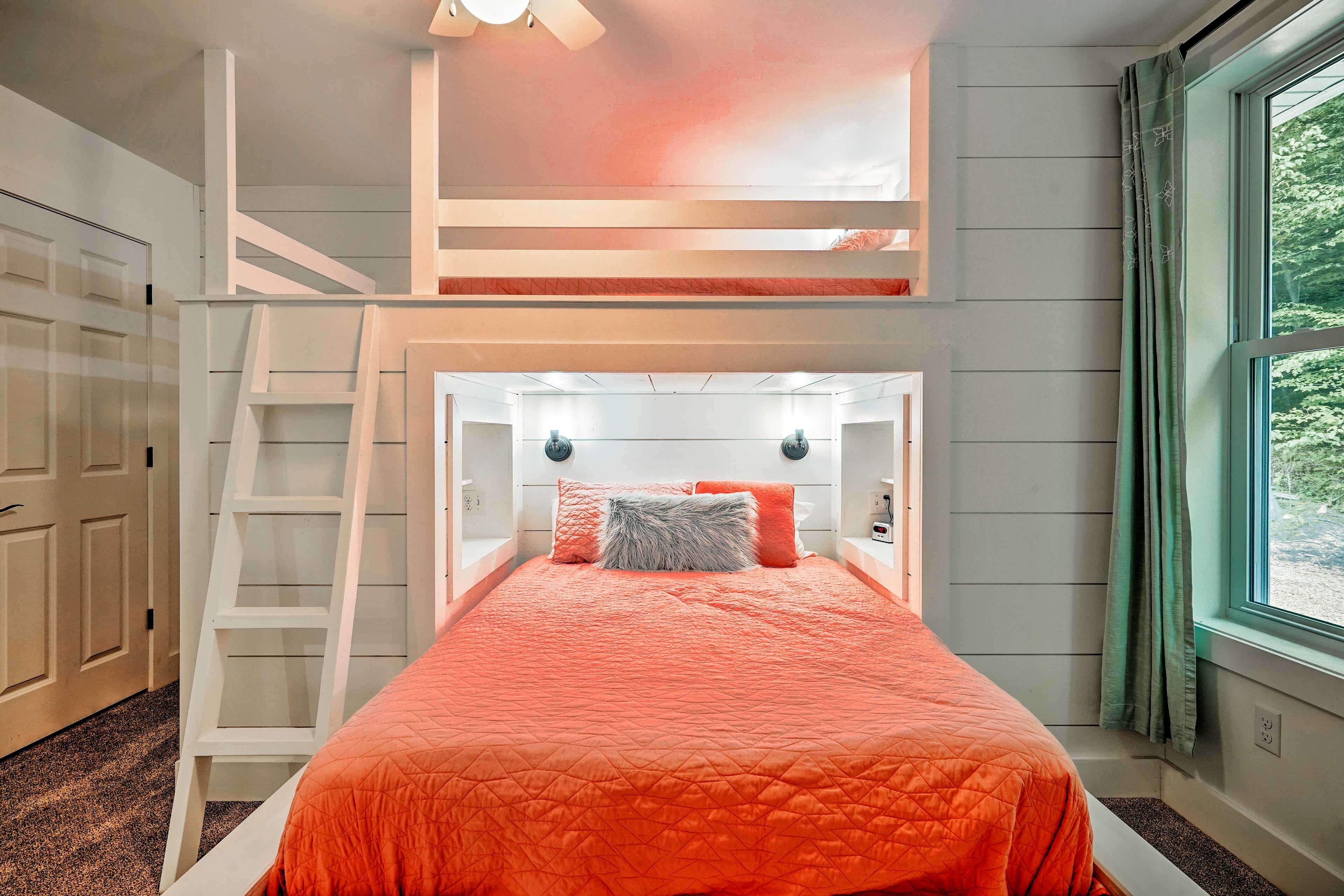 Bedroom 3 | Twin/Queen Bunk Bed