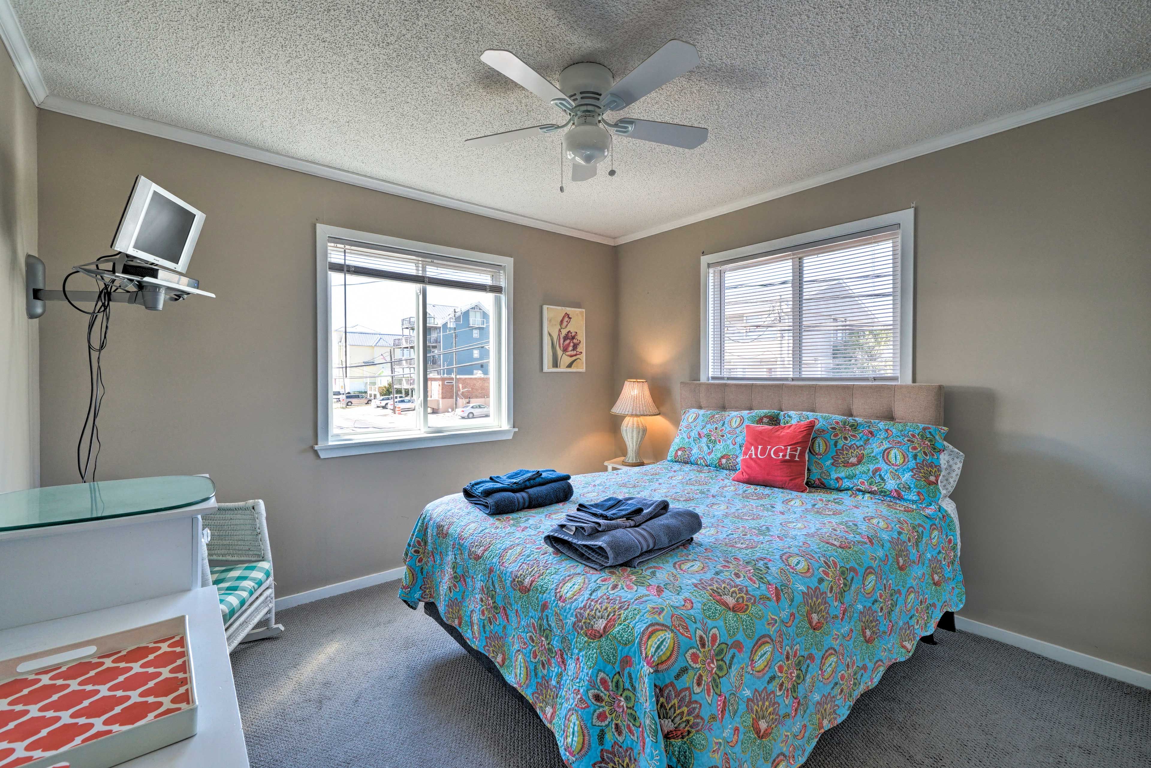 Bedroom 1 | Queen Bed