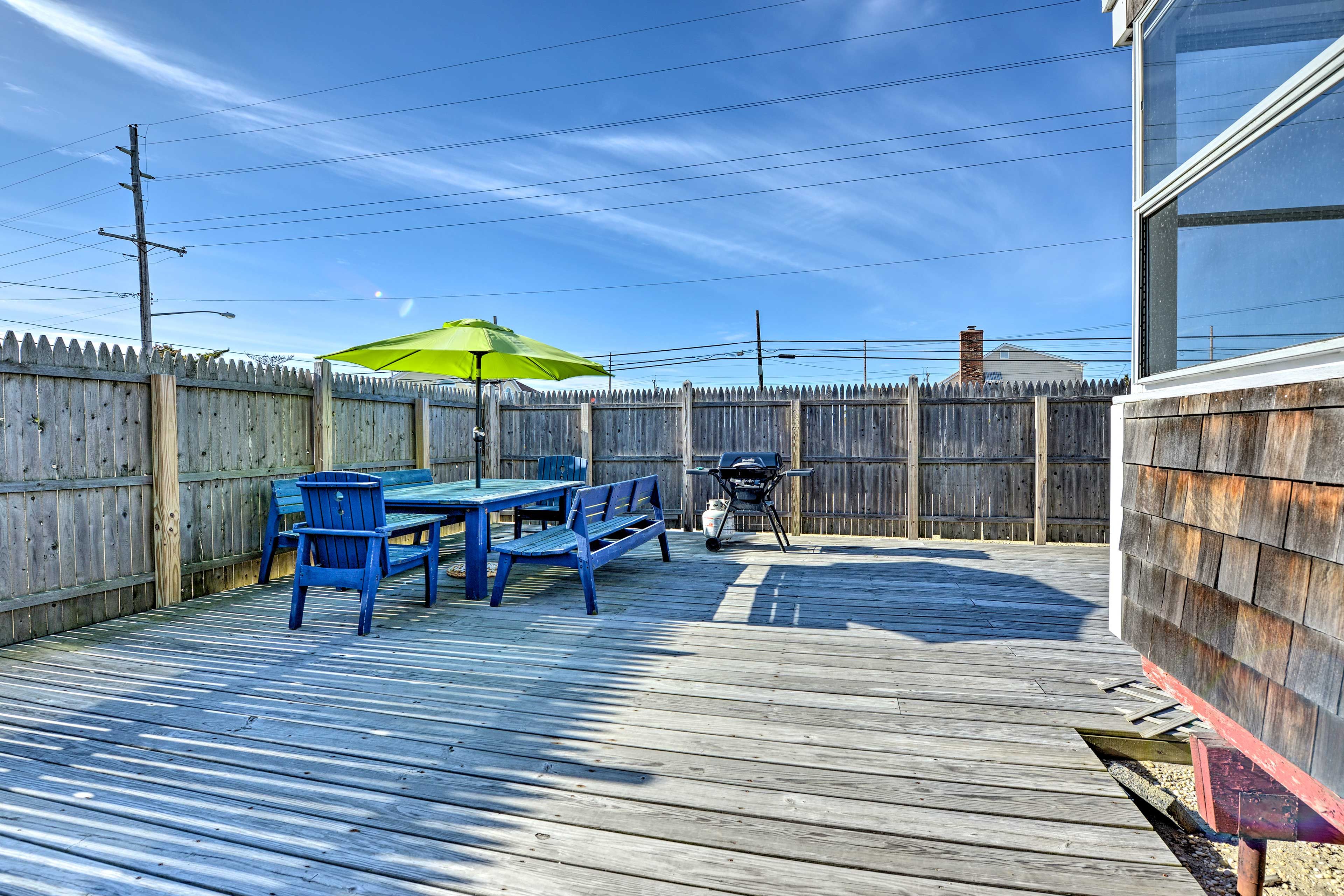 The picnic table allows you to dine al fresco.