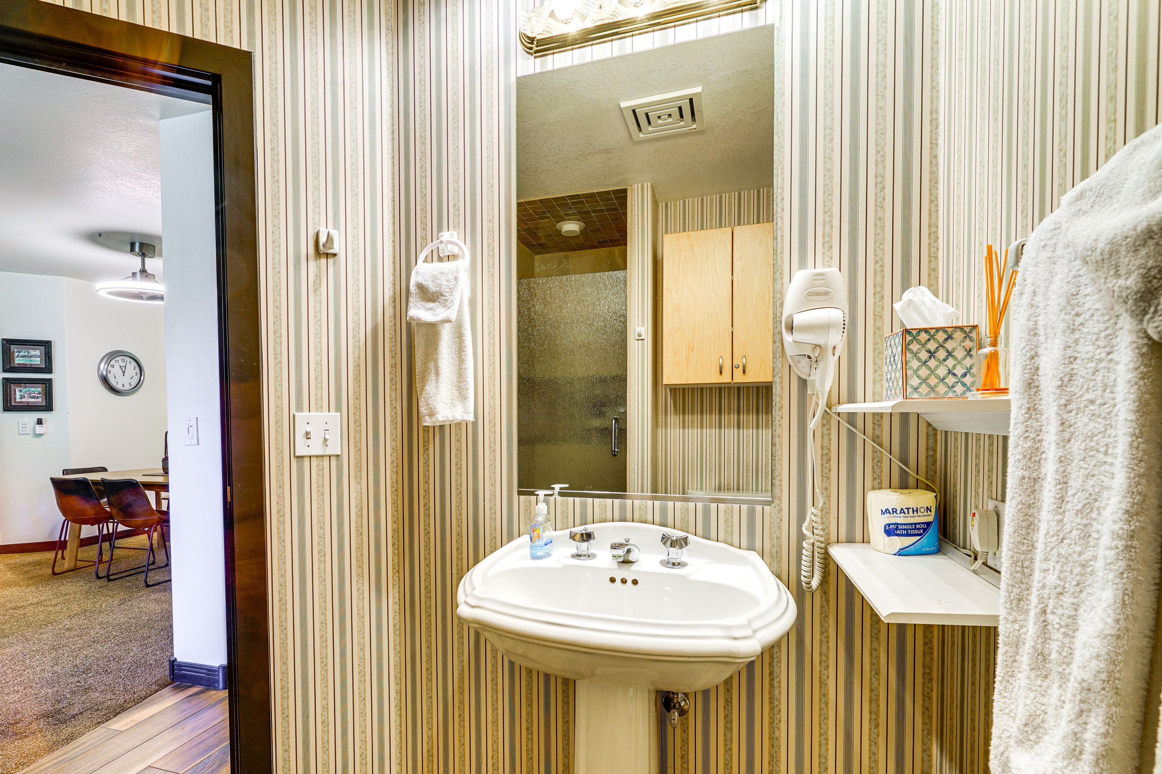 Full Bathroom | Toiletries Provided