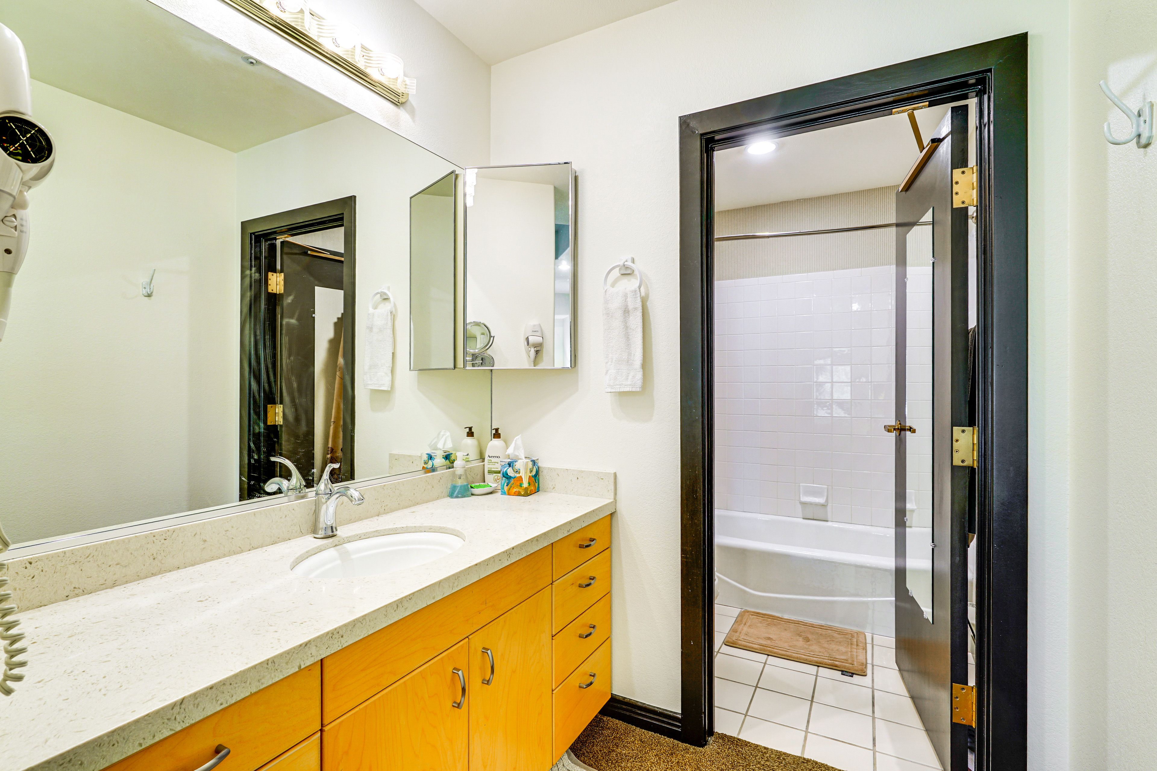 Full Bathroom | Towels Provided