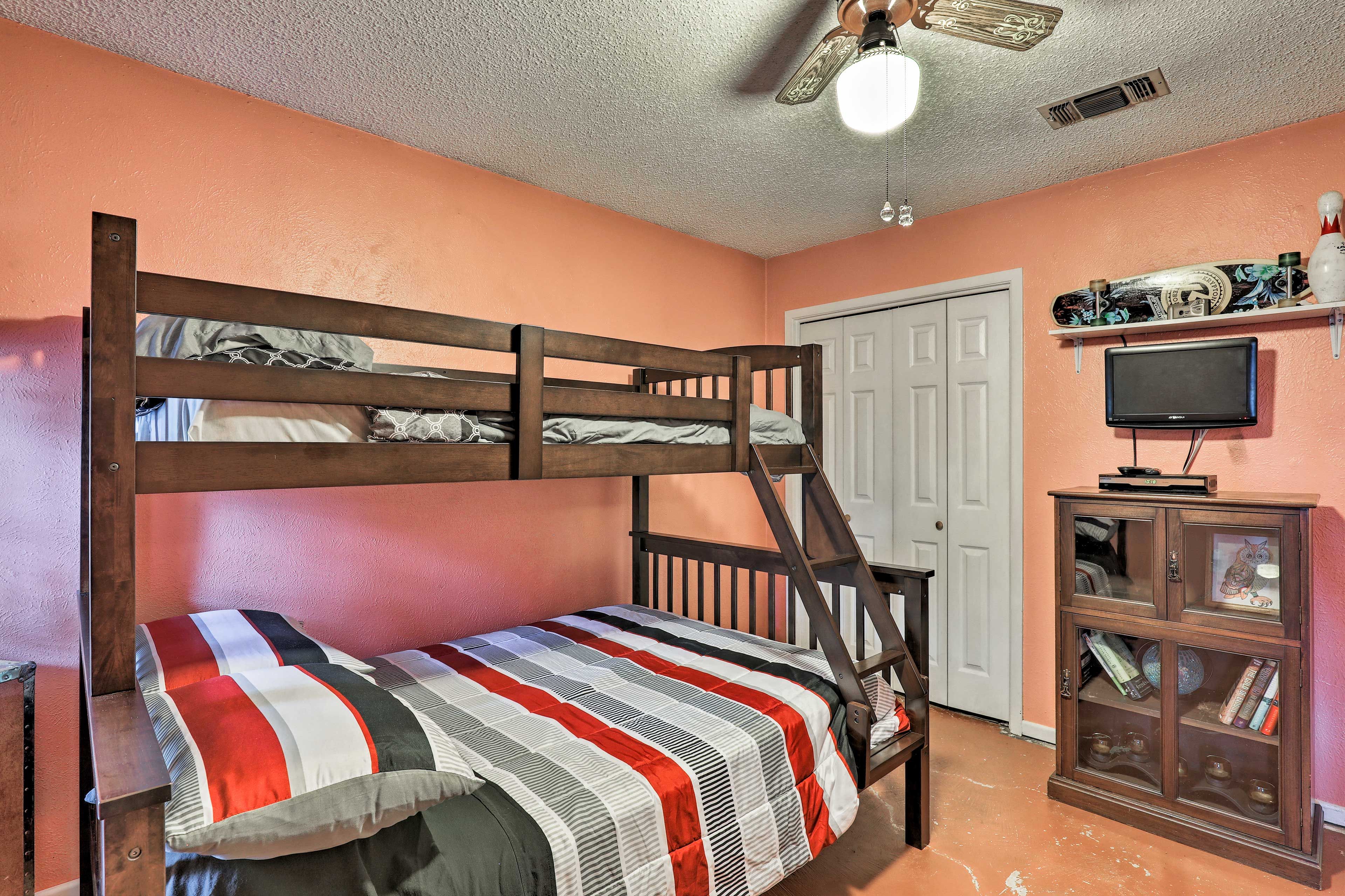 Bedroom 3 | Twin/Full Bunk Bed
