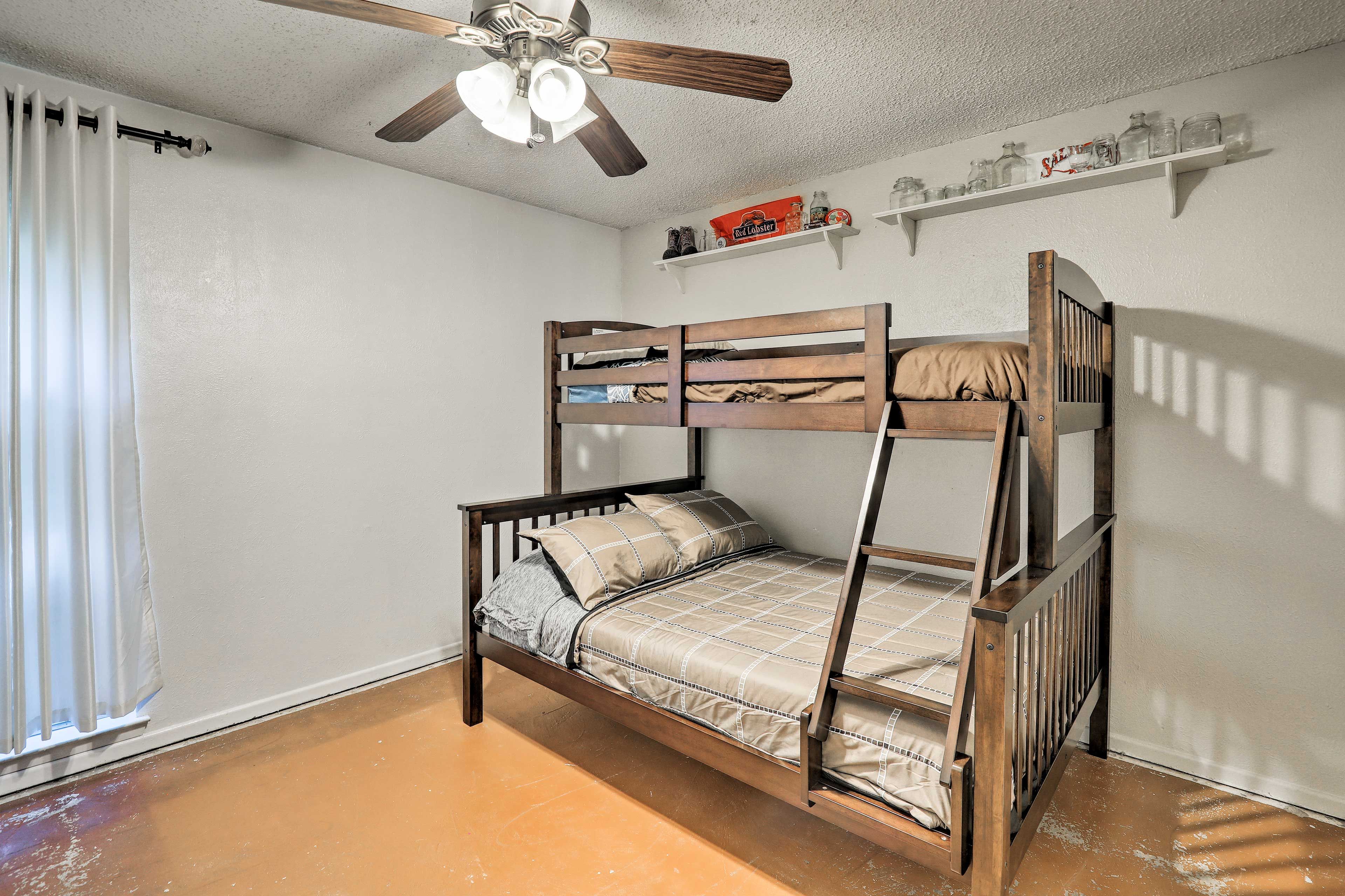 Bedroom 4 | Twin/Full Bunk Bed