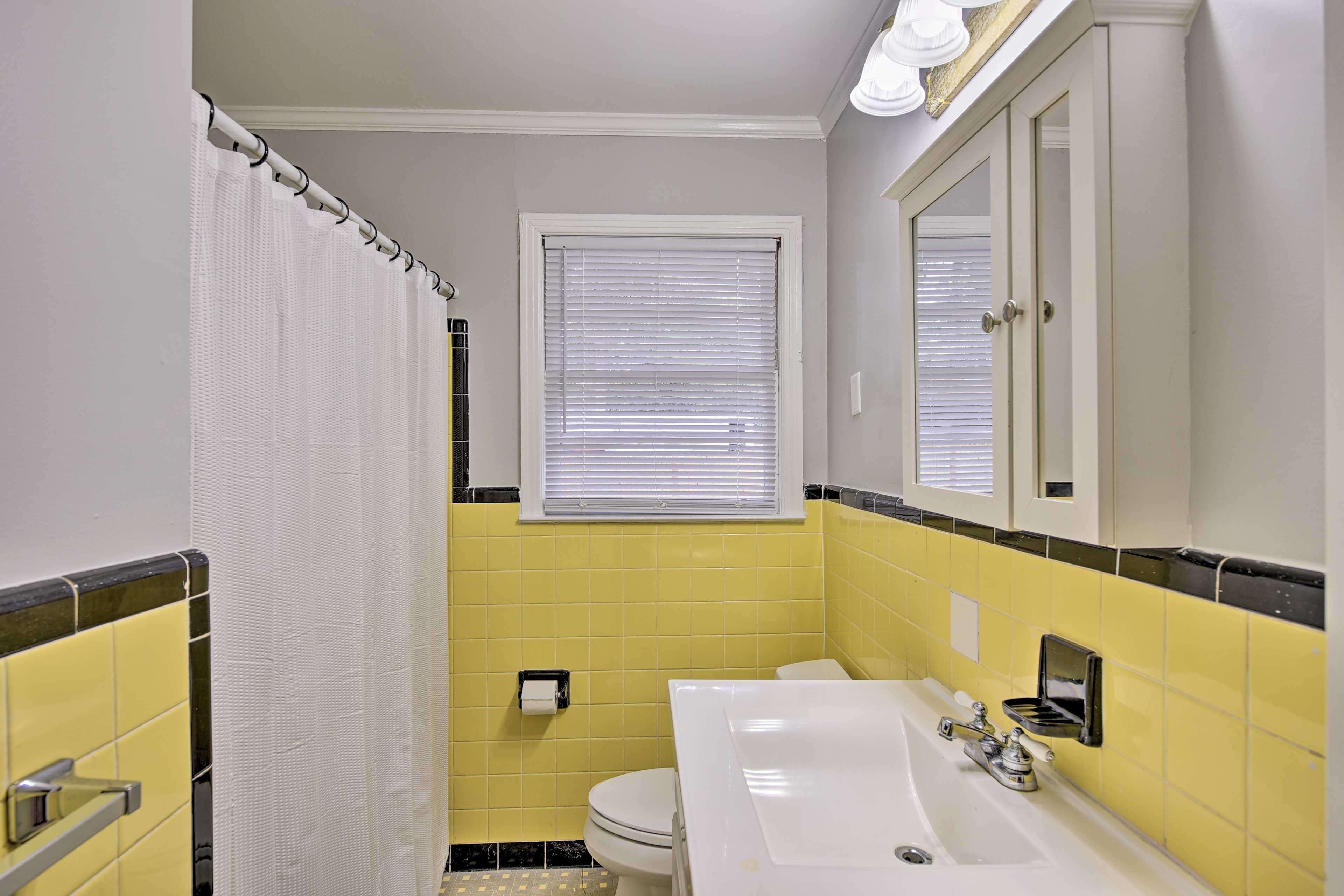 Full Bathroom | Towels Provided | Complimentary Toiletries